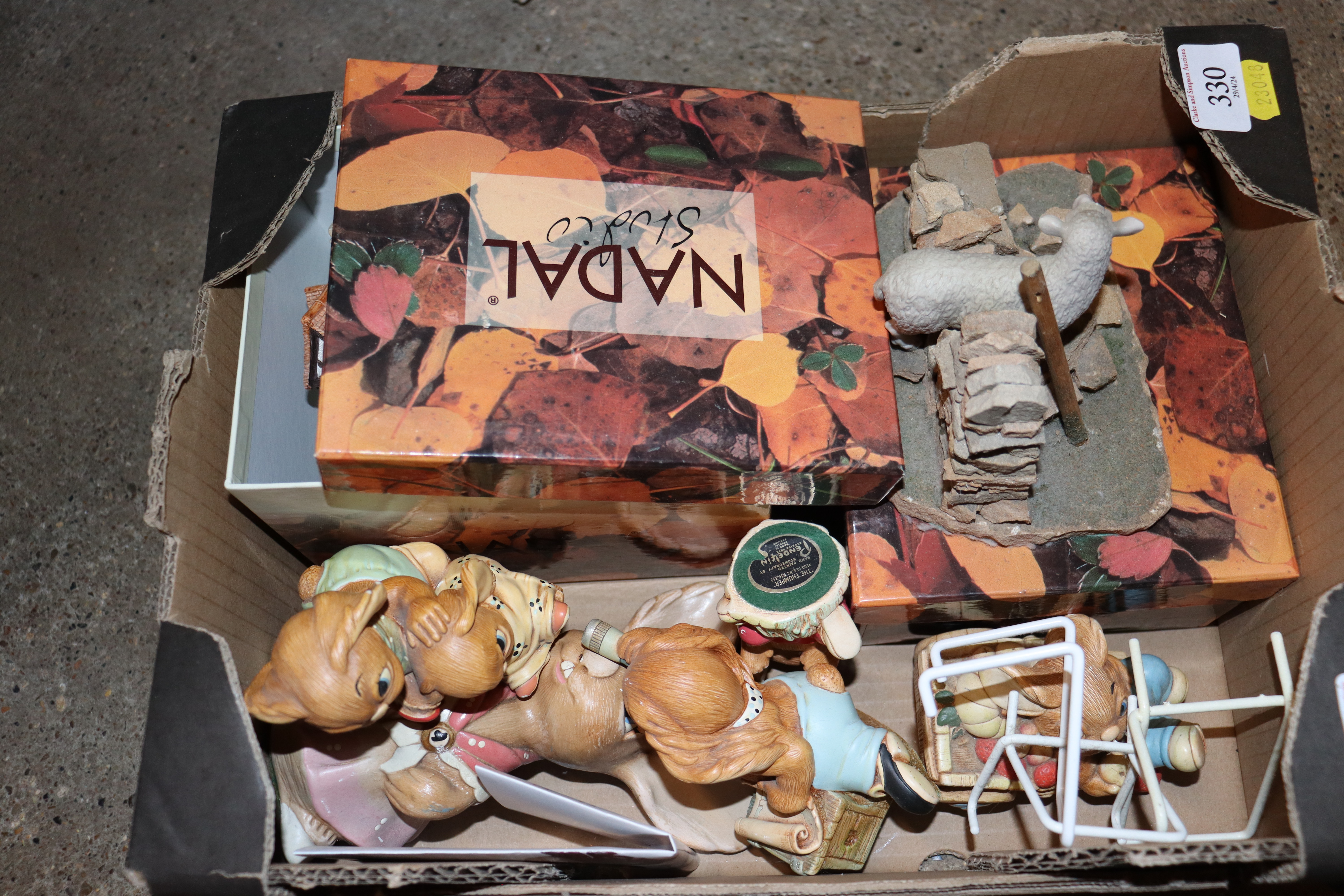 A box of miscellaneous ornaments including Pendelf