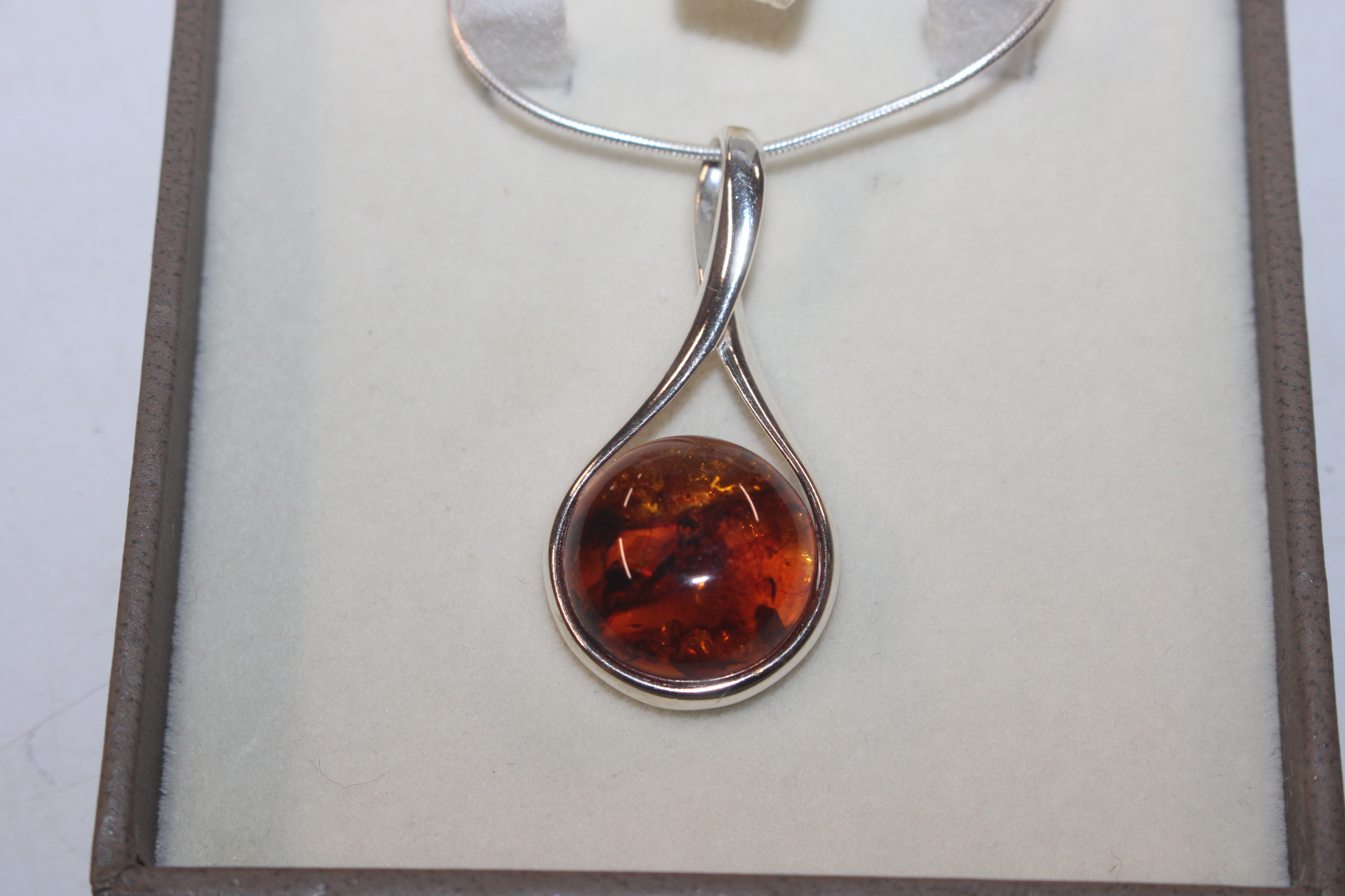 A Sterling silver and amber set pendant hung to ch - Image 2 of 6