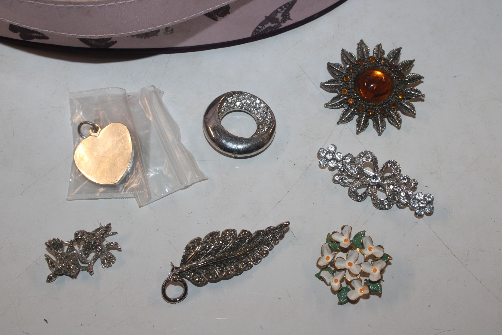A case containing various costume jewellery - Image 7 of 7