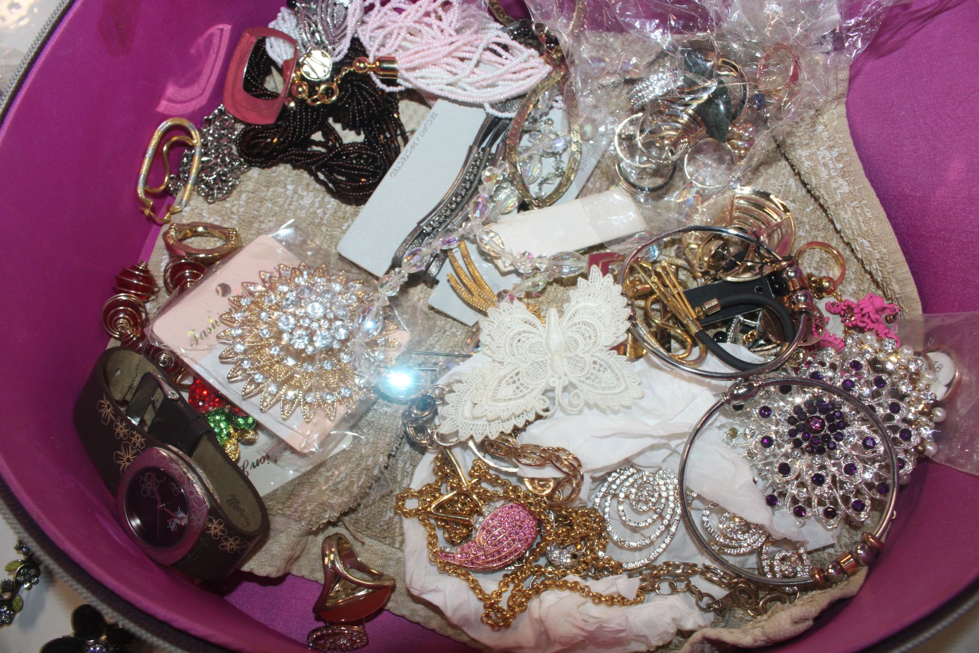 A case containing various costume jewellery - Image 2 of 7