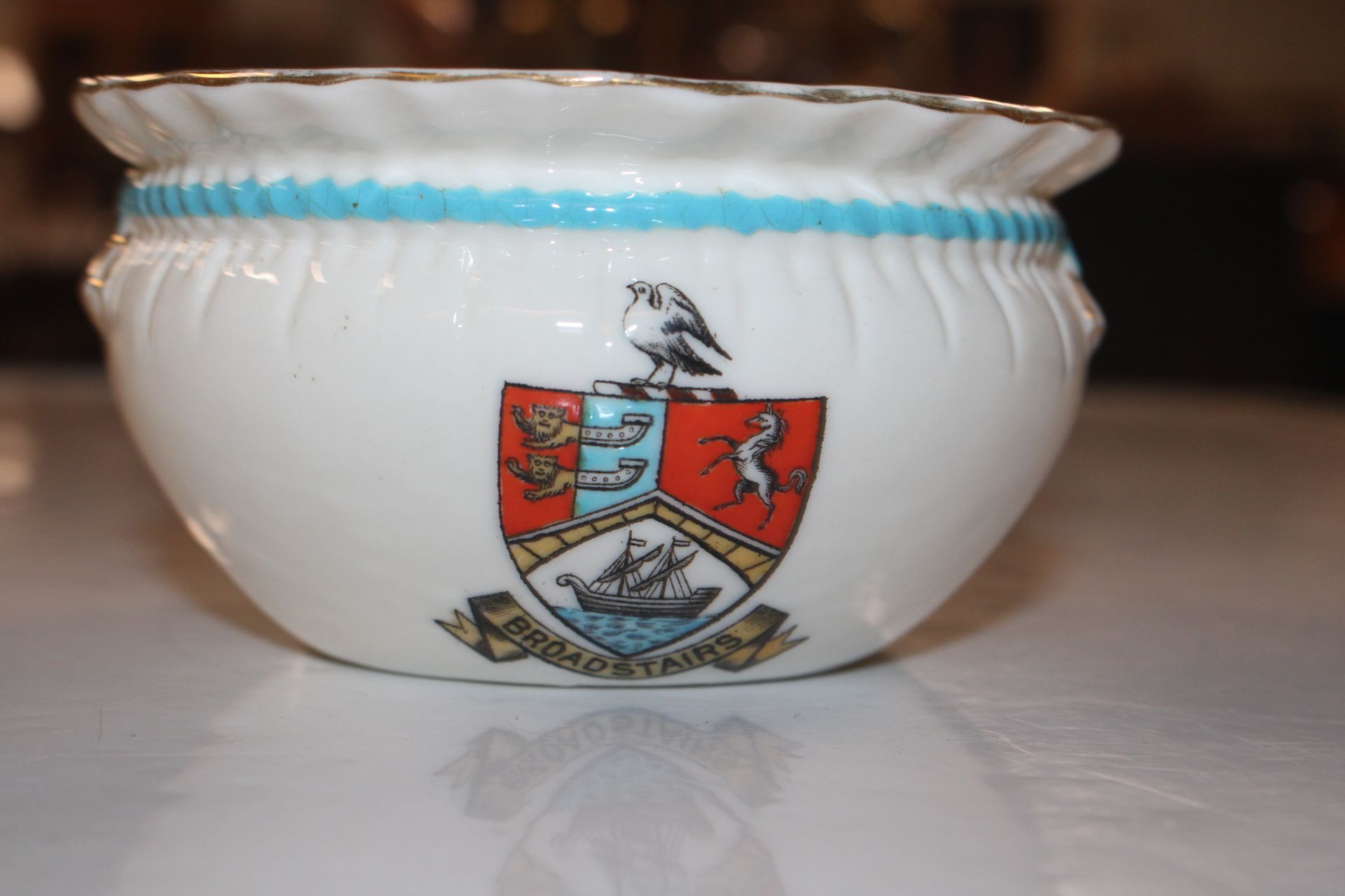 A box of various crested ware to include W.H. Goss - Image 6 of 26