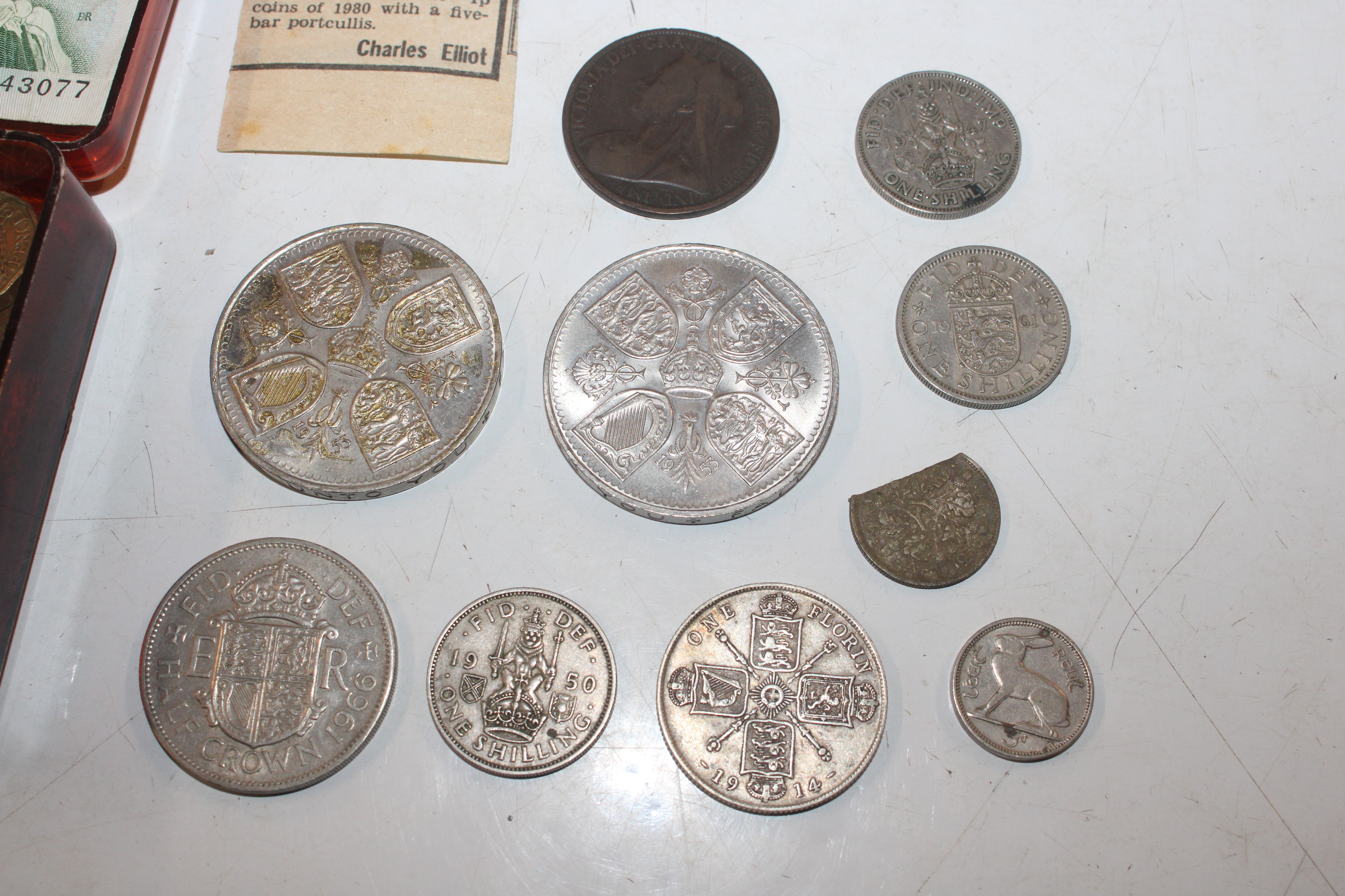 A box containing various coinage and a £1 note - Image 2 of 3