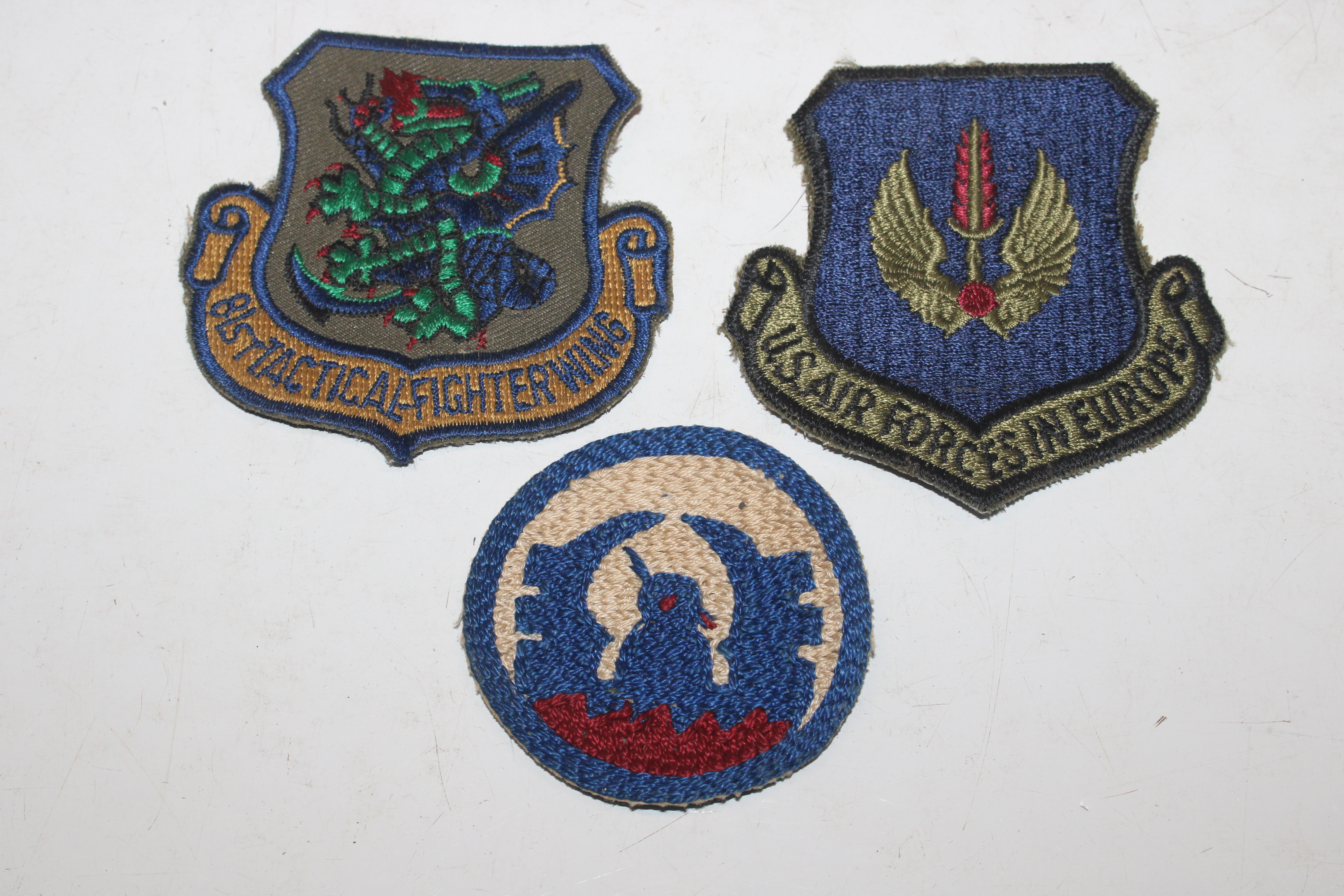 A box of military related and other cloth badges - Image 2 of 14