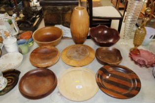 A quantity of various wooden ware to include vase,