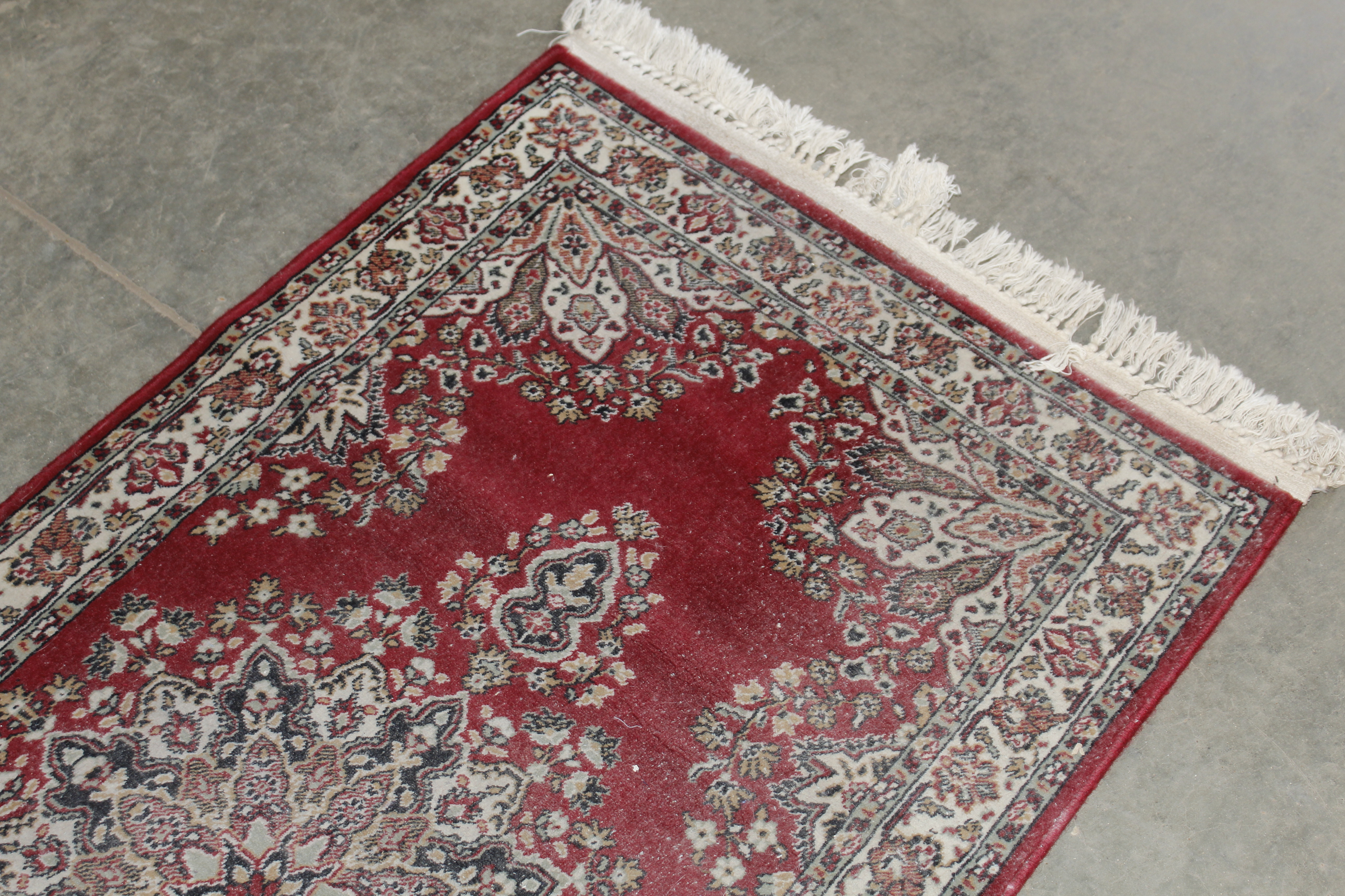 An approx. 5'7" x 2'7" floral patterned rug AF - Image 5 of 6