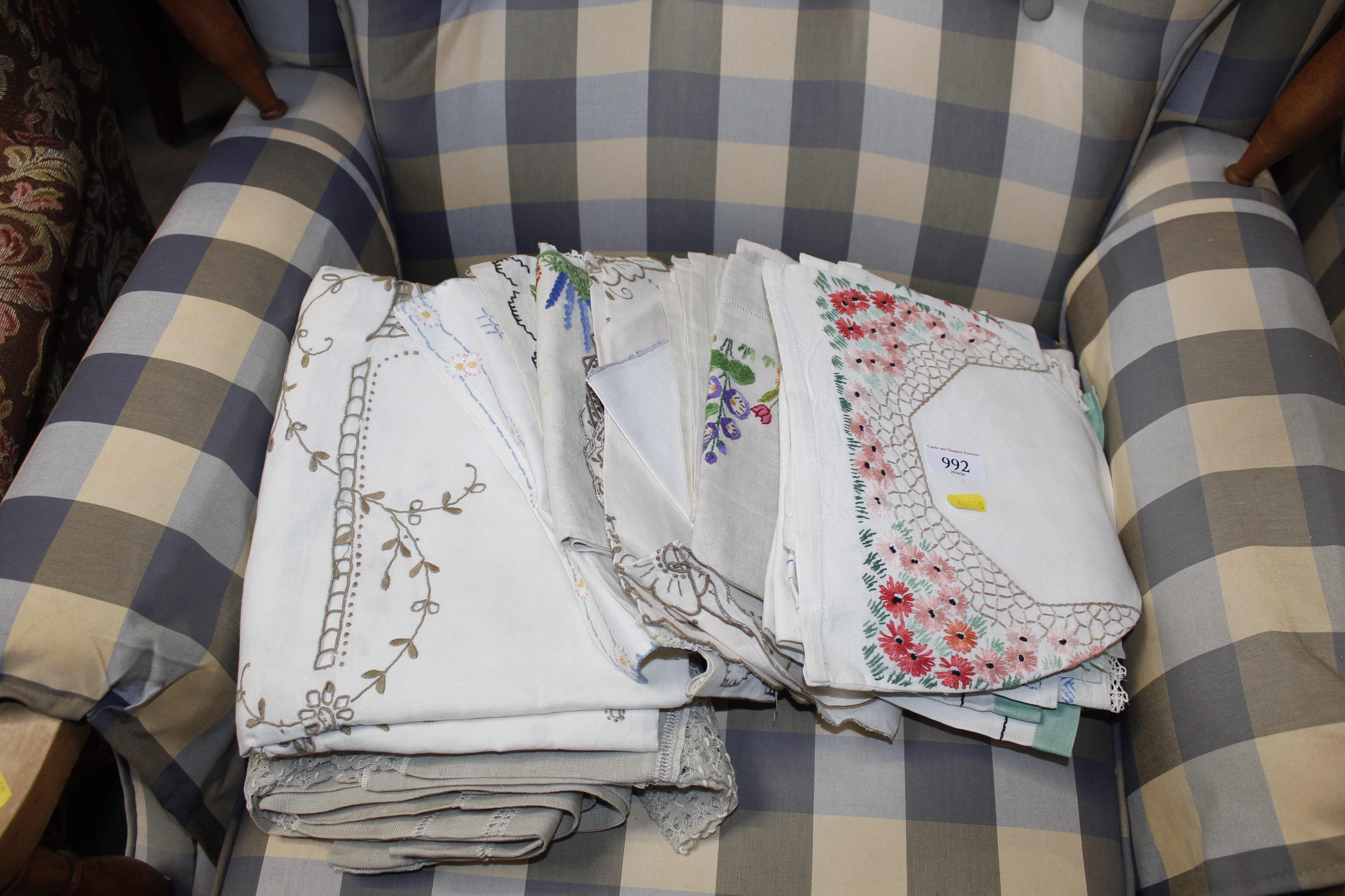 A quantity of various table linen