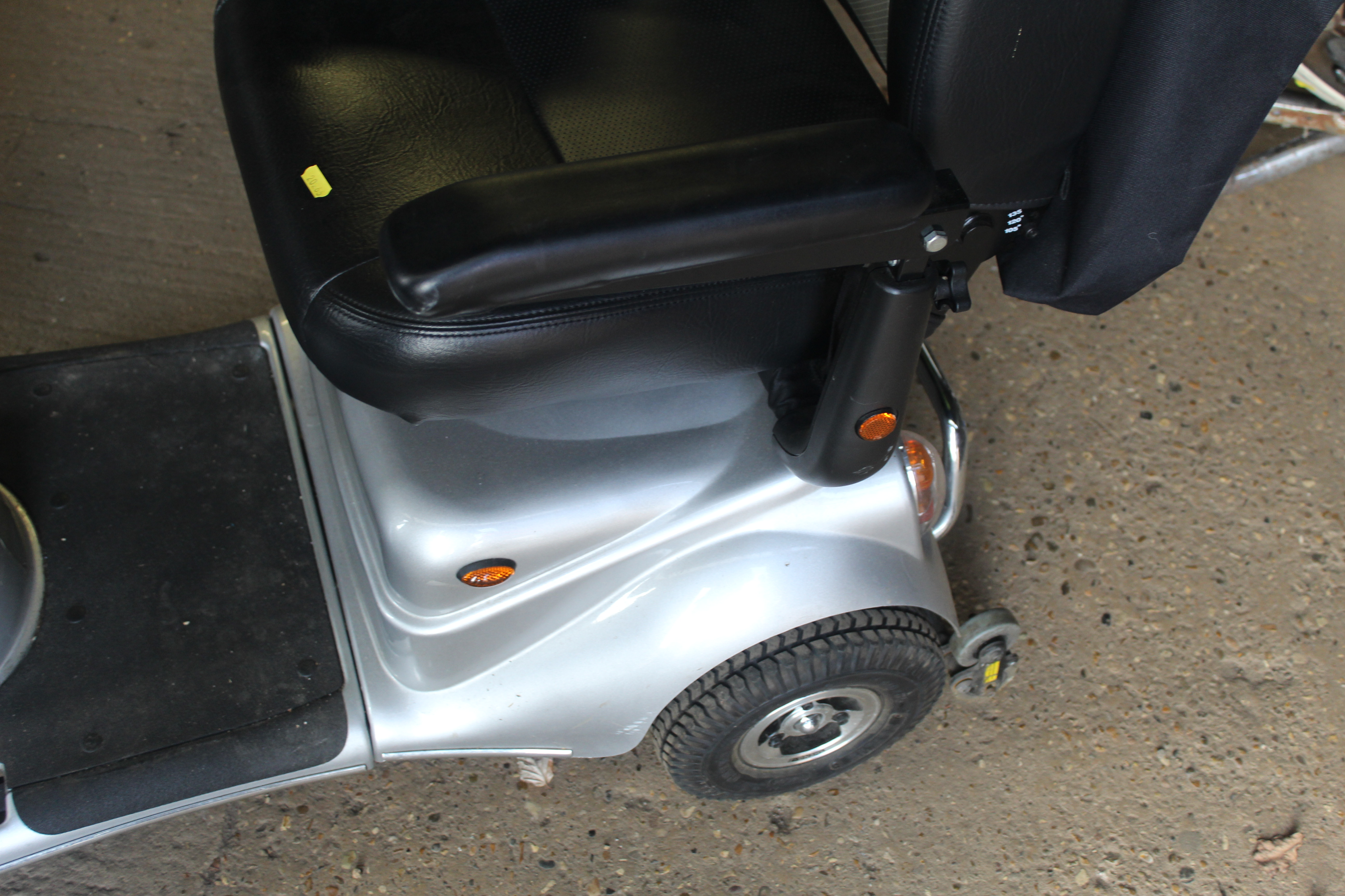 A QuinGo Plus mobility scooter with fitted front b - Image 4 of 6