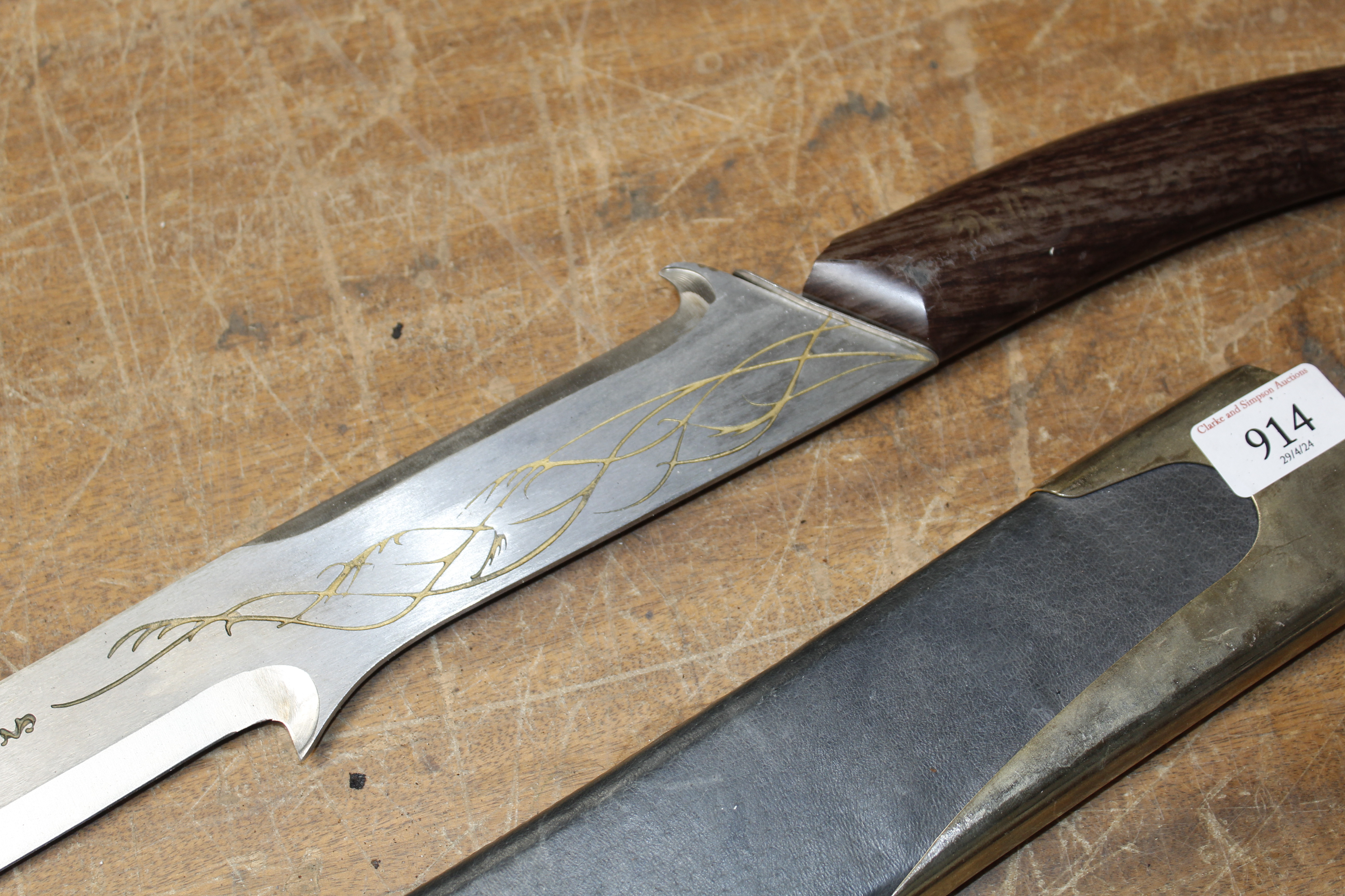 A decorative curved sword - Image 3 of 3