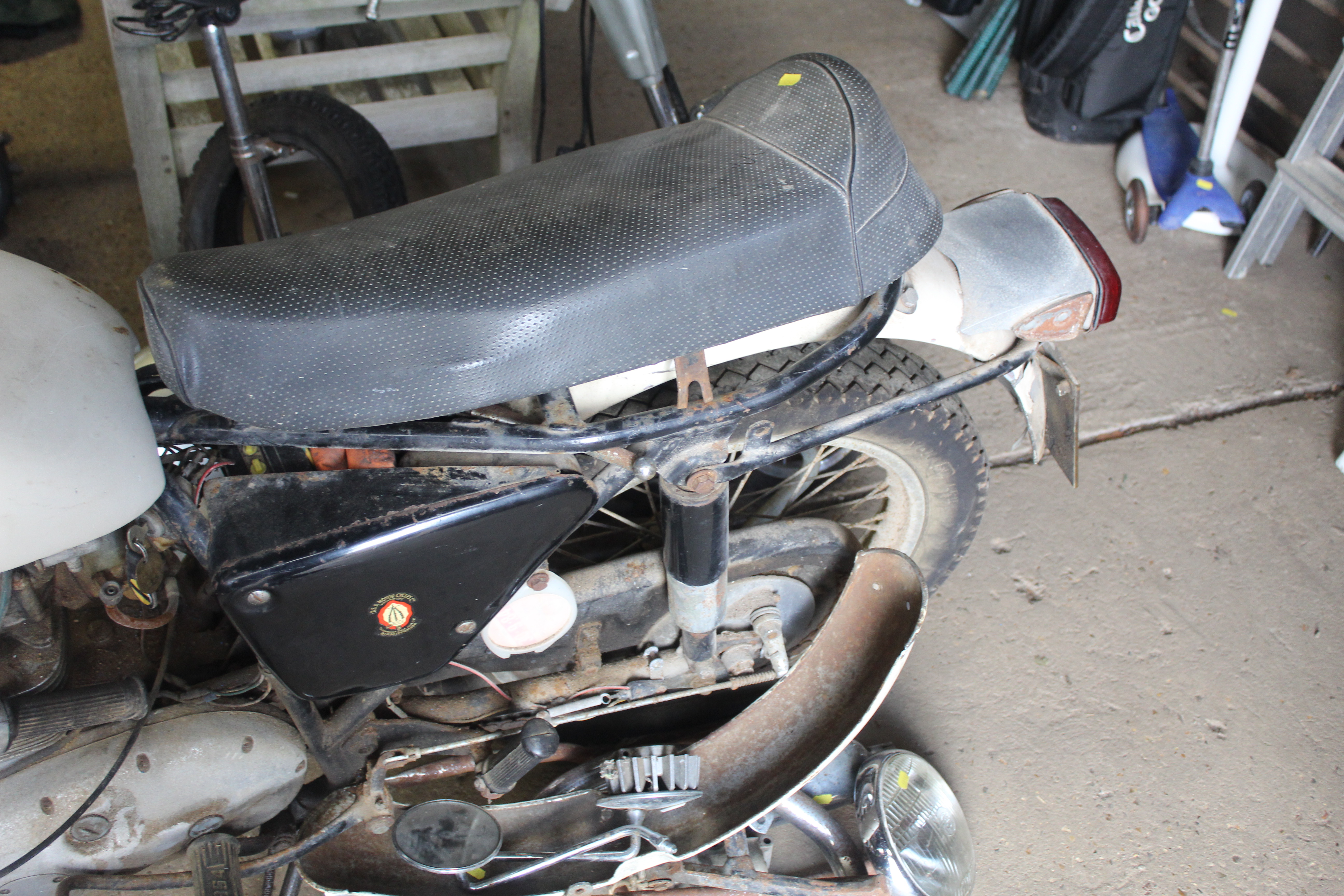 A vintage BSA 250cc motorcycle for restoration. Re - Image 4 of 9