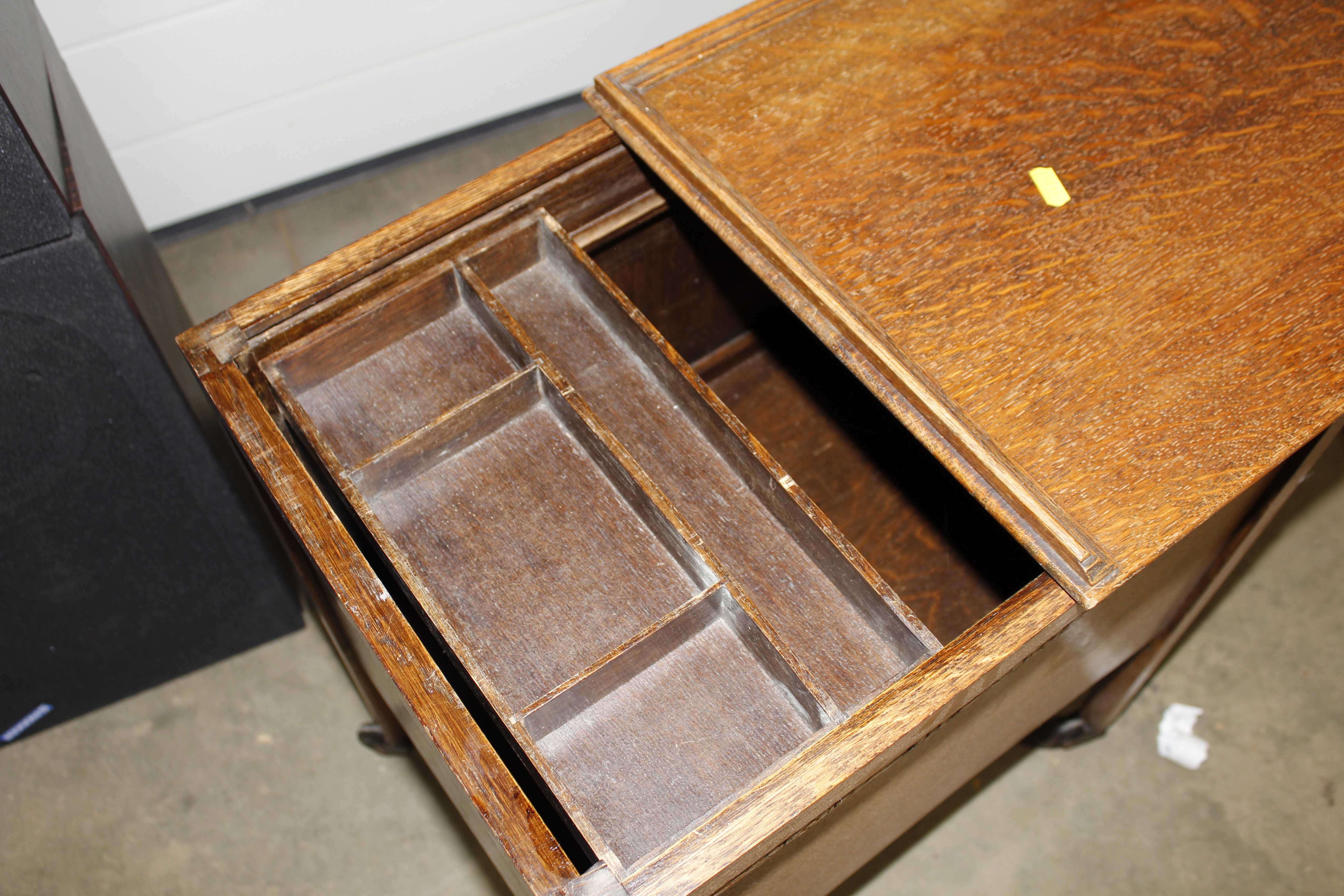 An oak sewing box - Image 2 of 2