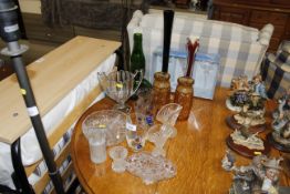 A collection of glassware to include a pair of Obe
