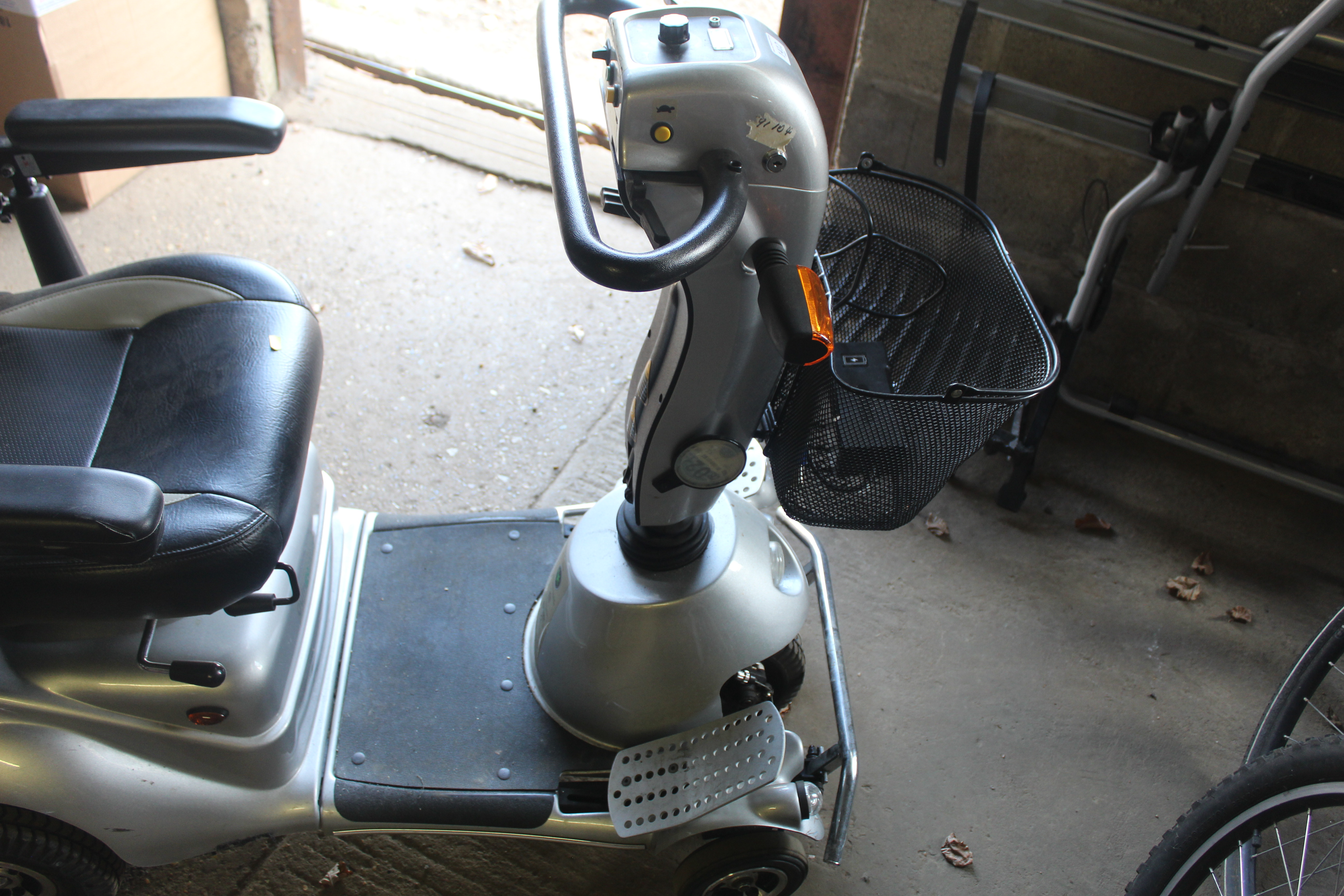 A QuinGo Plus mobility scooter with fitted front b - Image 6 of 6