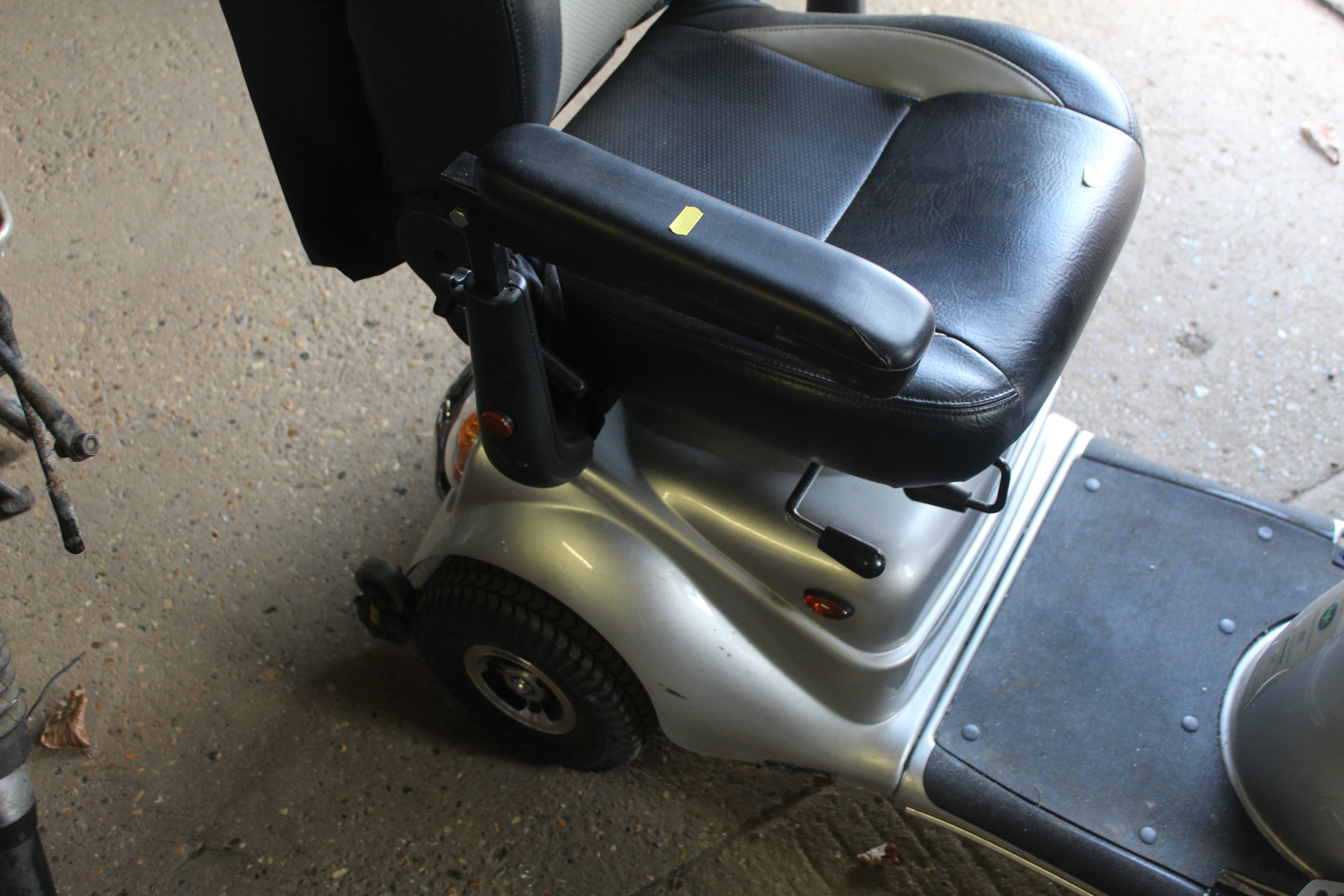 A QuinGo Plus mobility scooter with fitted front b - Image 5 of 6