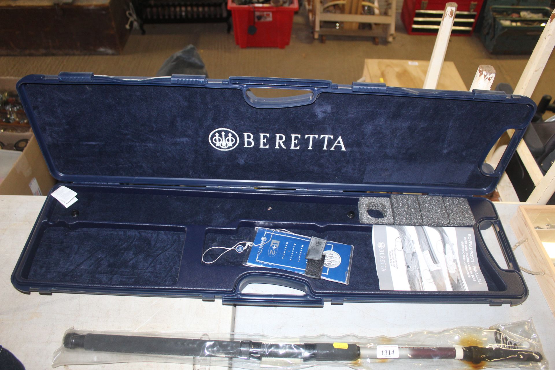 A Beretta shotgun carry case - Image 2 of 2