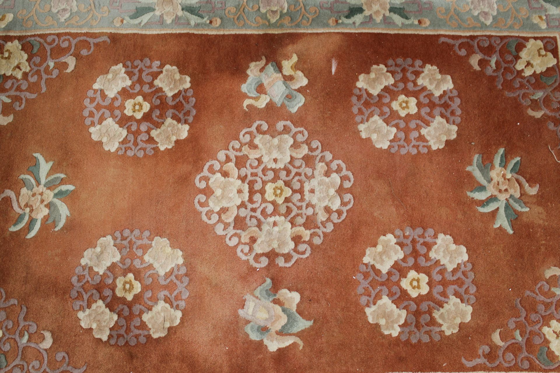 An approx. 7' x 4'1" floral patterned rug - Image 2 of 5
