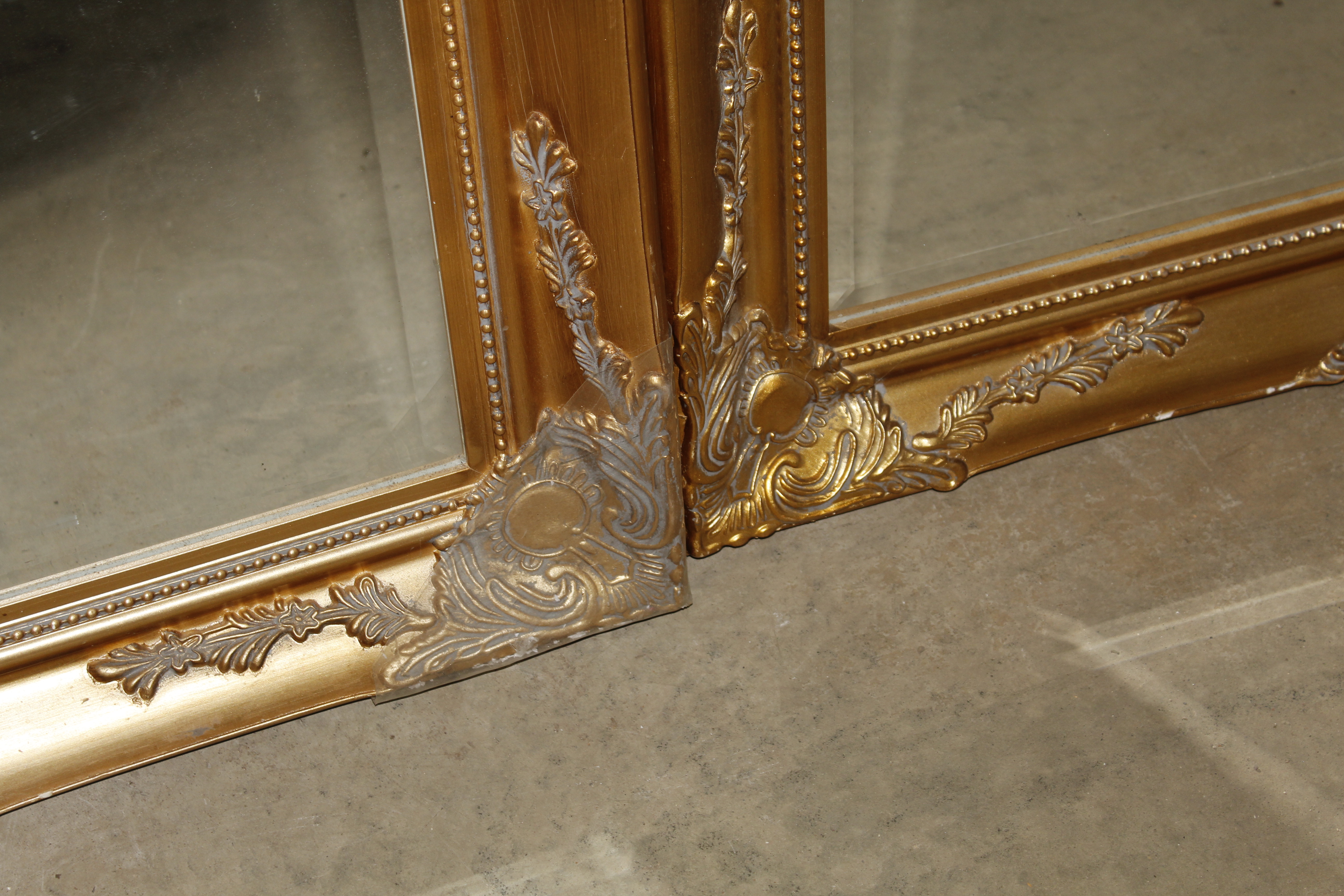 A pair of gilt framed bevelled edged wall mirror - Bild 2 aus 2