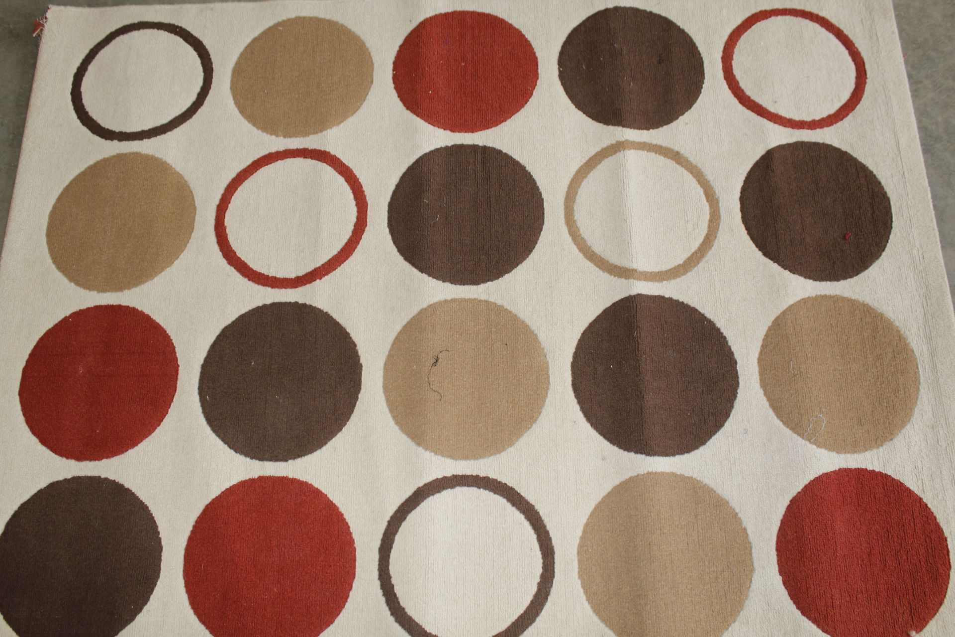 An approx. 5'3" x 4' modern patterned rug - Image 2 of 3