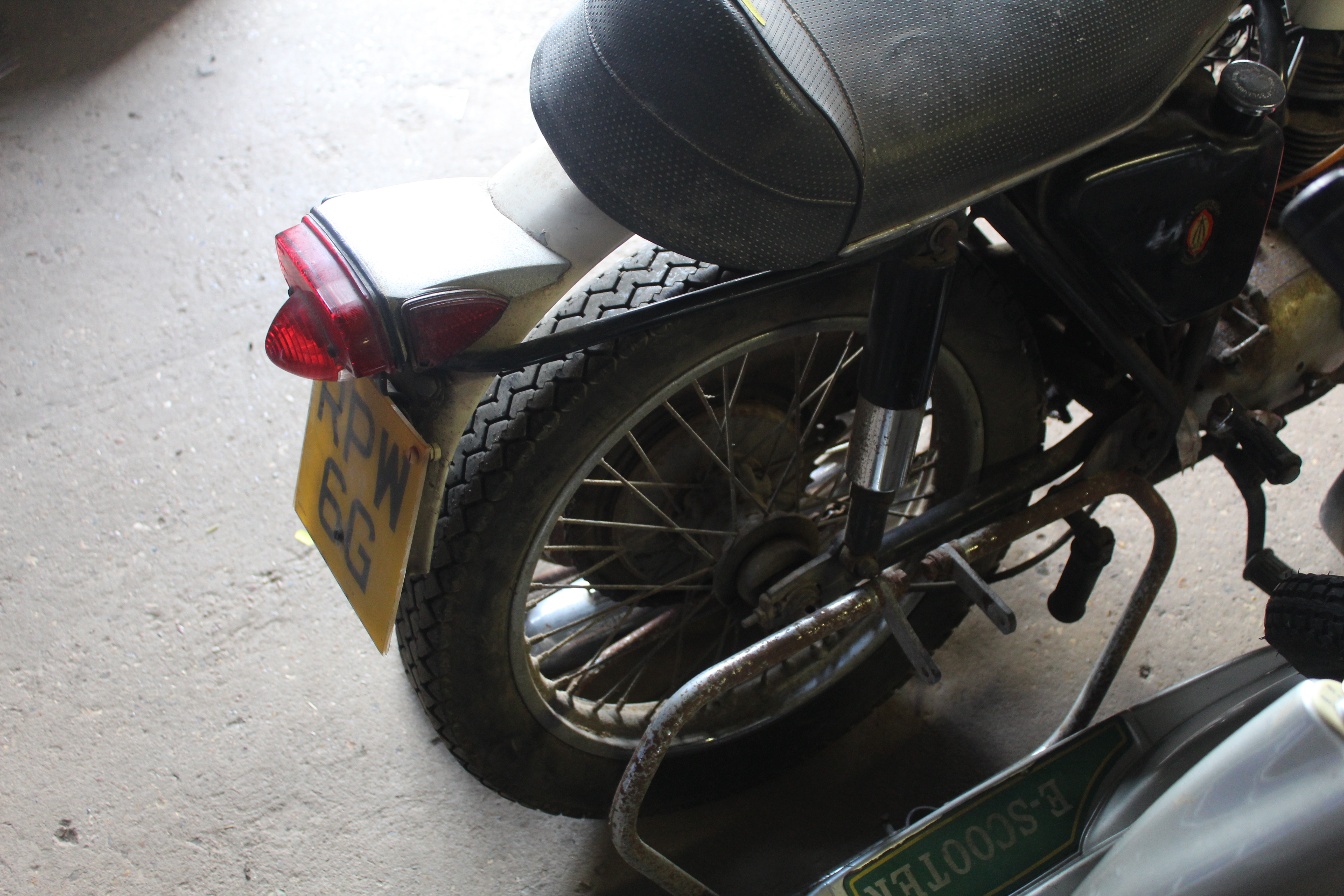 A vintage BSA 250cc motorcycle for restoration. Re - Image 6 of 9