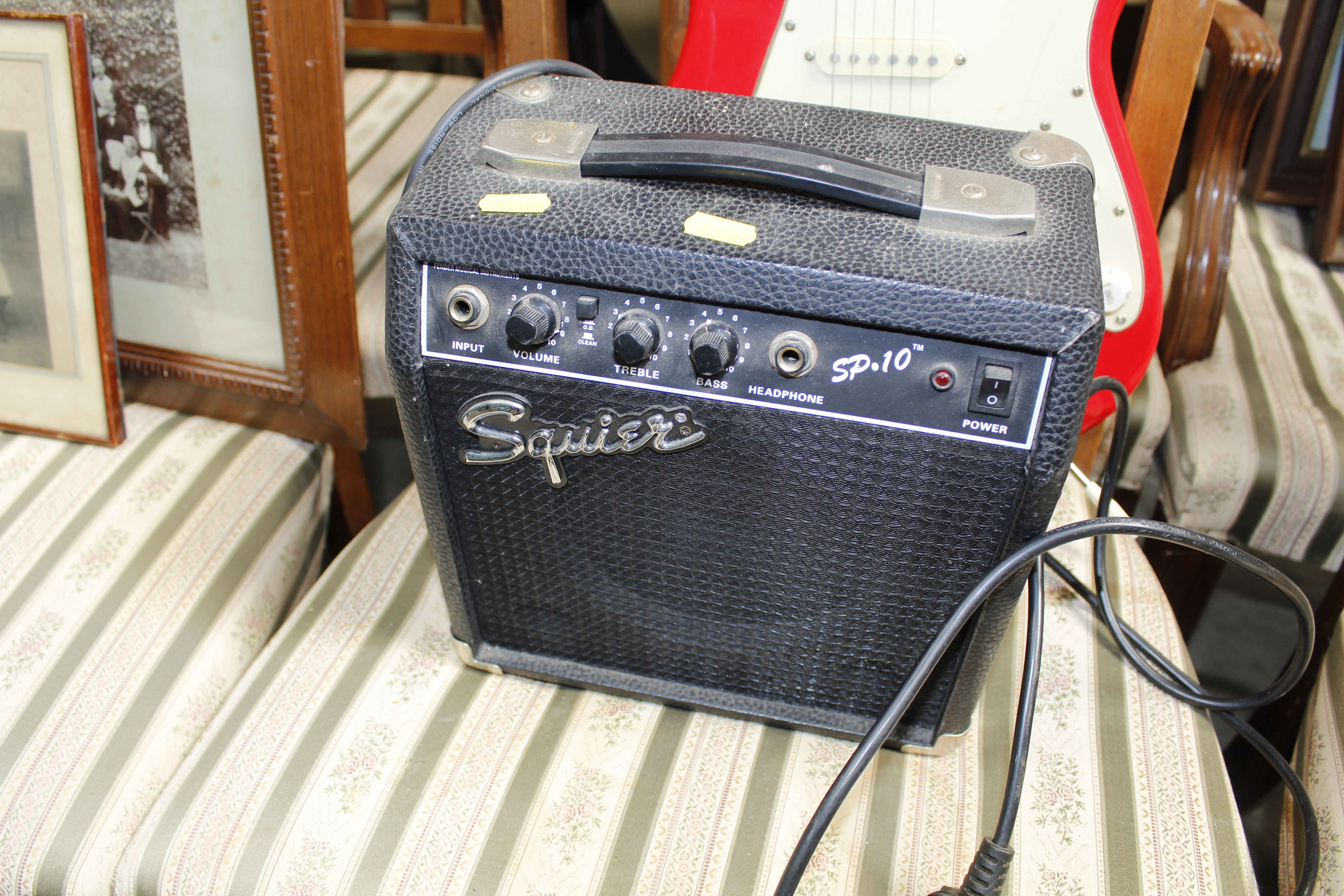 An electric guitar together with a Squire amp - Image 2 of 4