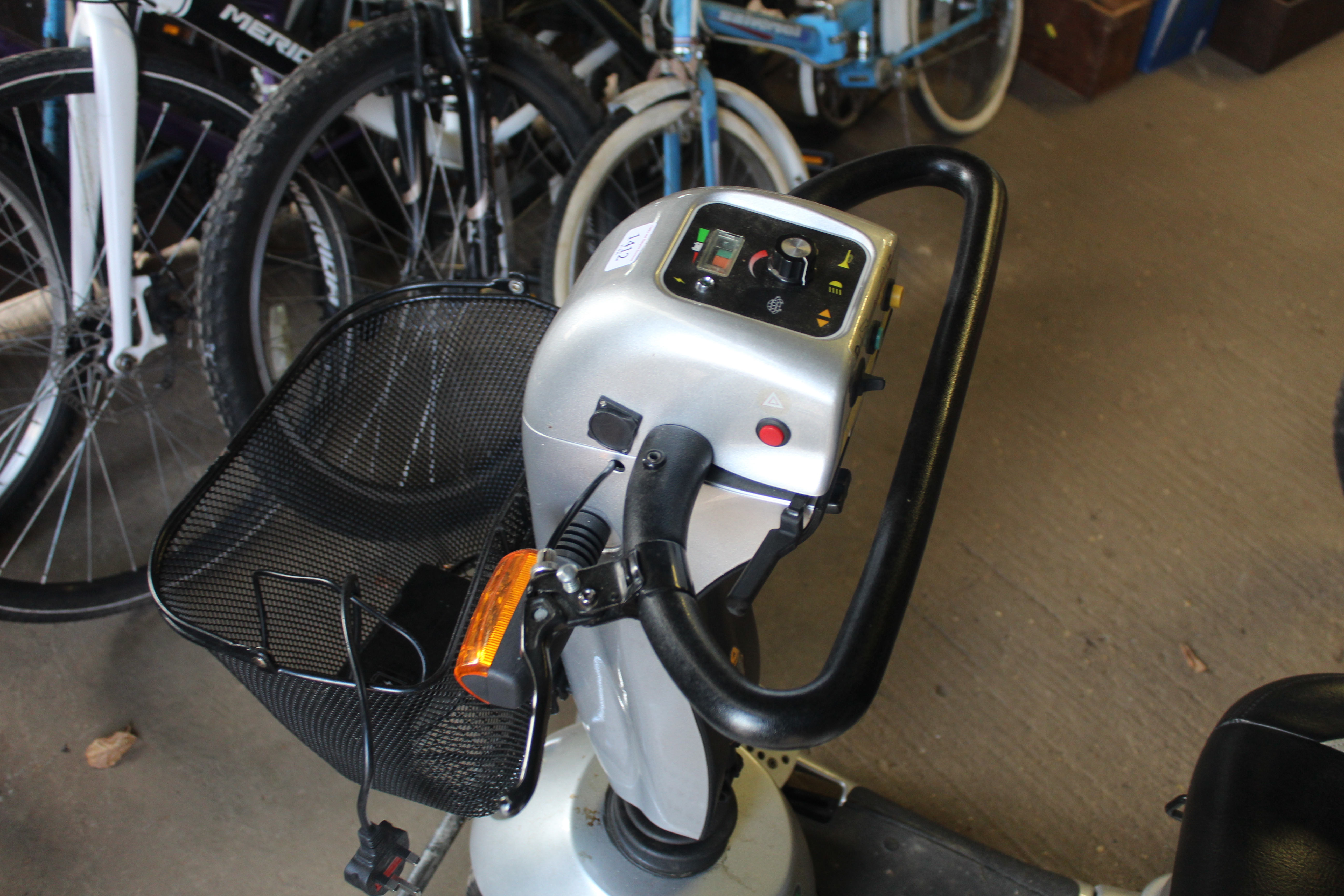 A QuinGo Plus mobility scooter with fitted front b - Image 2 of 6
