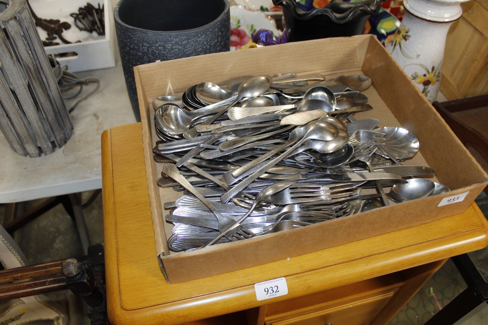 A quantity of various cutlery