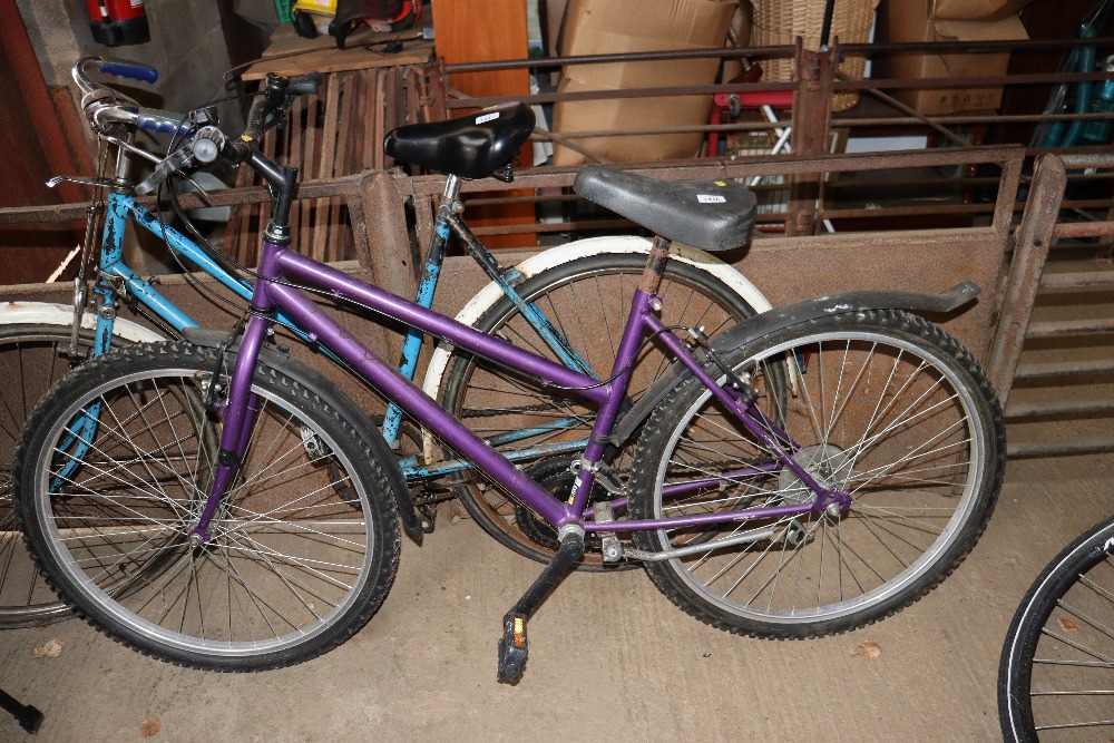 A ladies mountain bike with front and rear mudguar