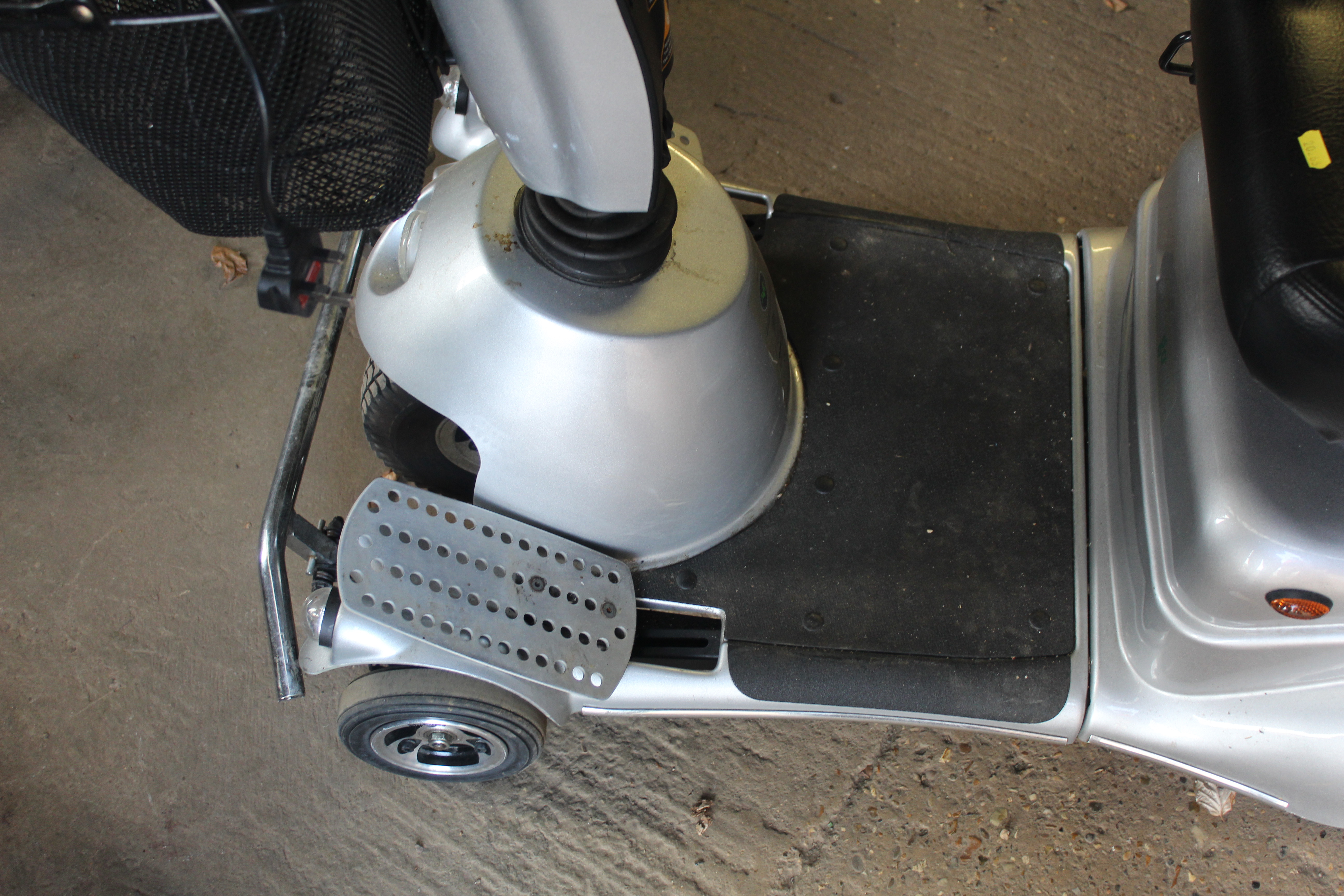 A QuinGo Plus mobility scooter with fitted front b - Image 3 of 6