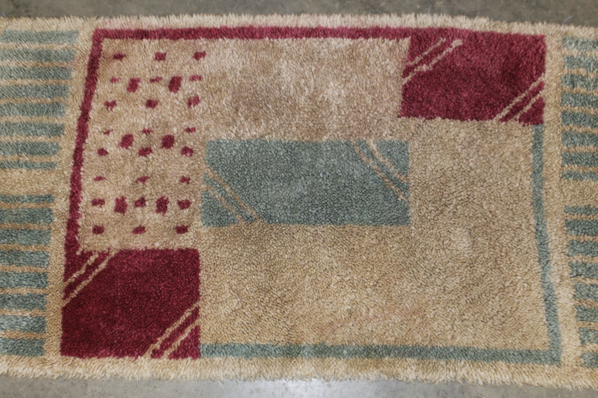 An approx. 5' x 2'6" modern patterned rug - Image 2 of 3