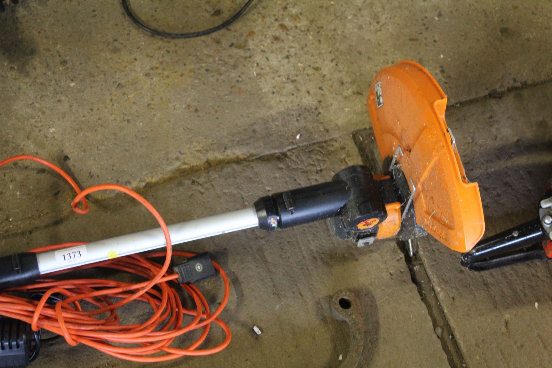 A Worx WA3551.1 cordless electric strimmer with 2. - Image 3 of 3