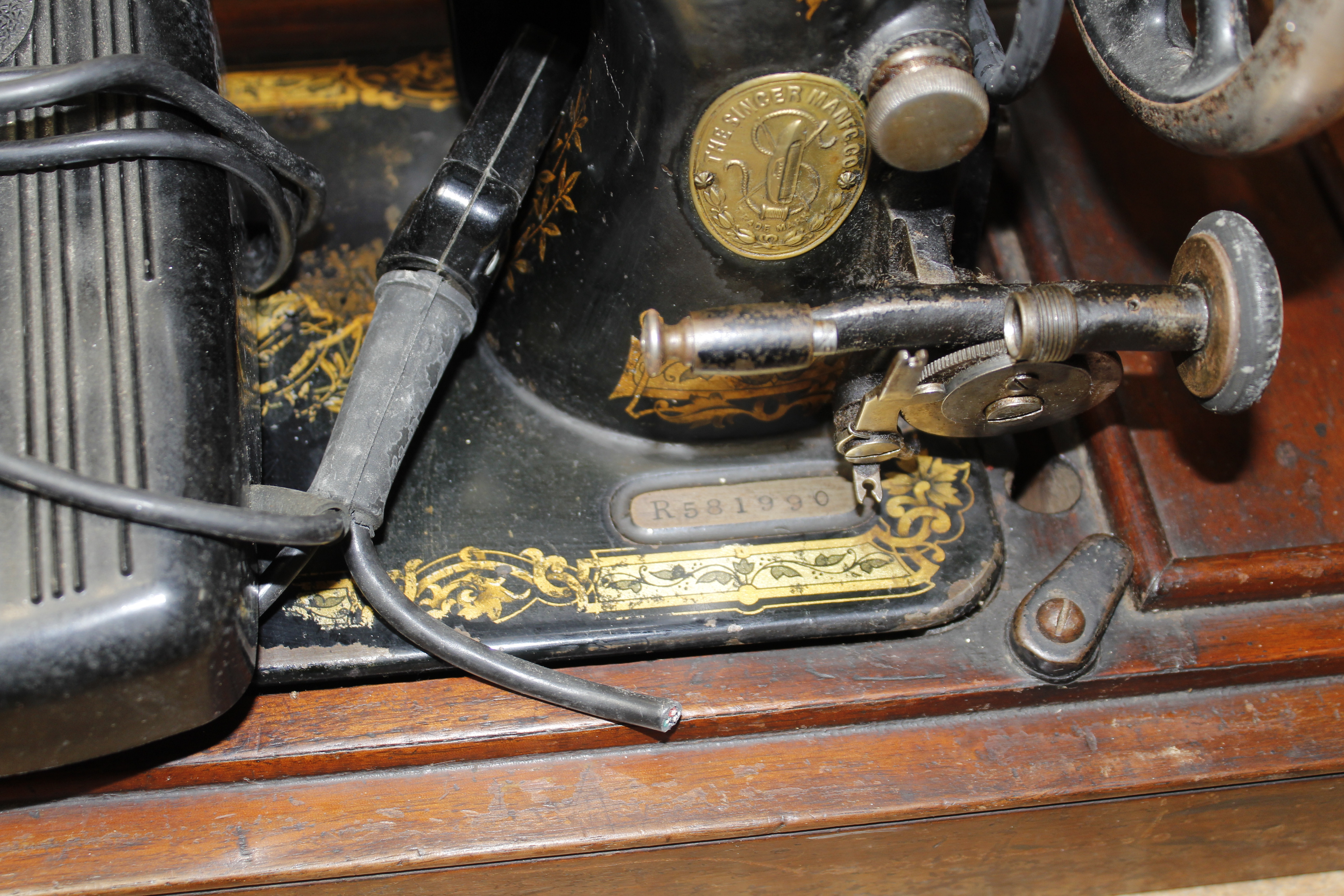 A Singer sewing machine in fitted wooden case - Image 2 of 2