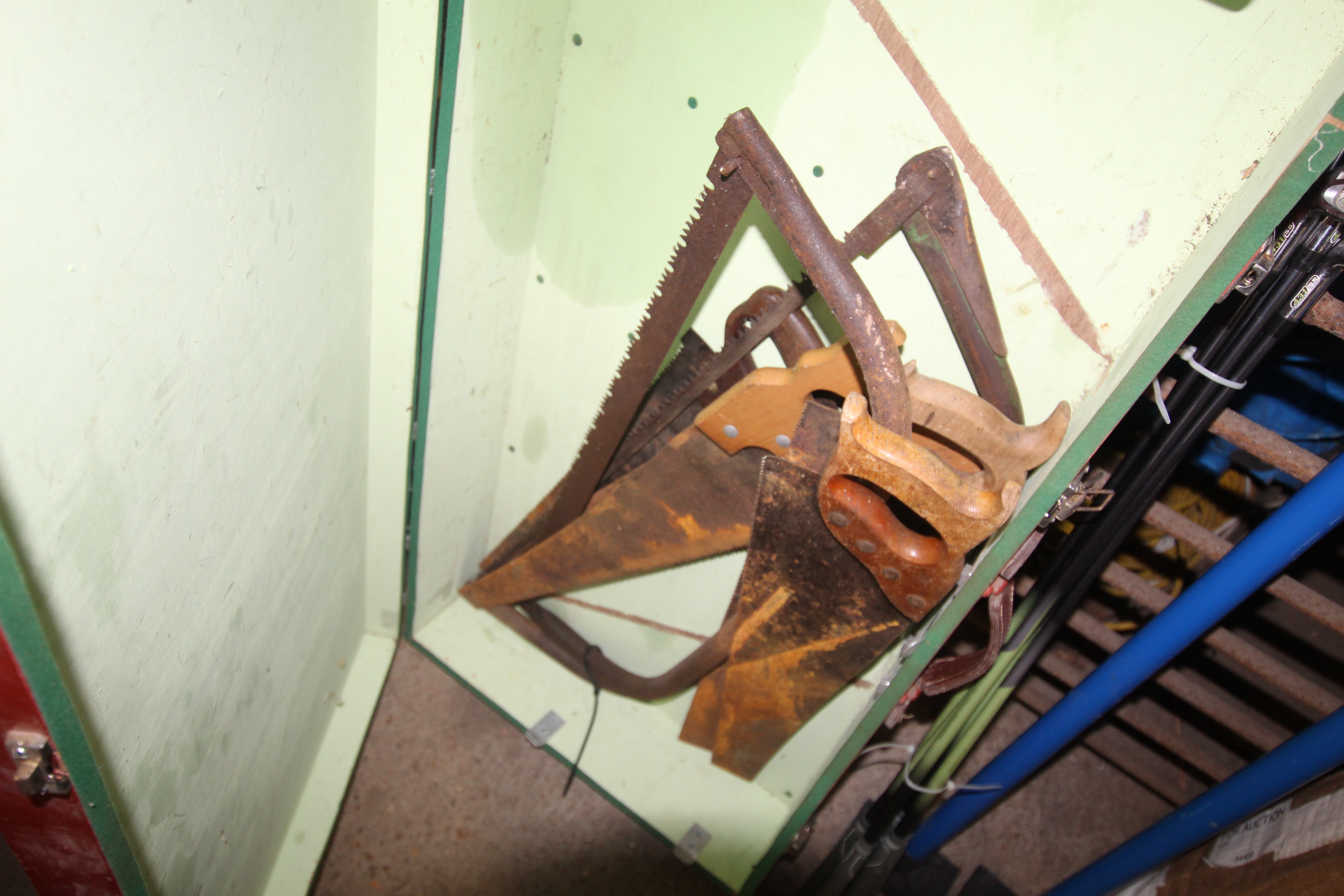 A wooden carpenters tool chest and quantity of vin - Image 2 of 2