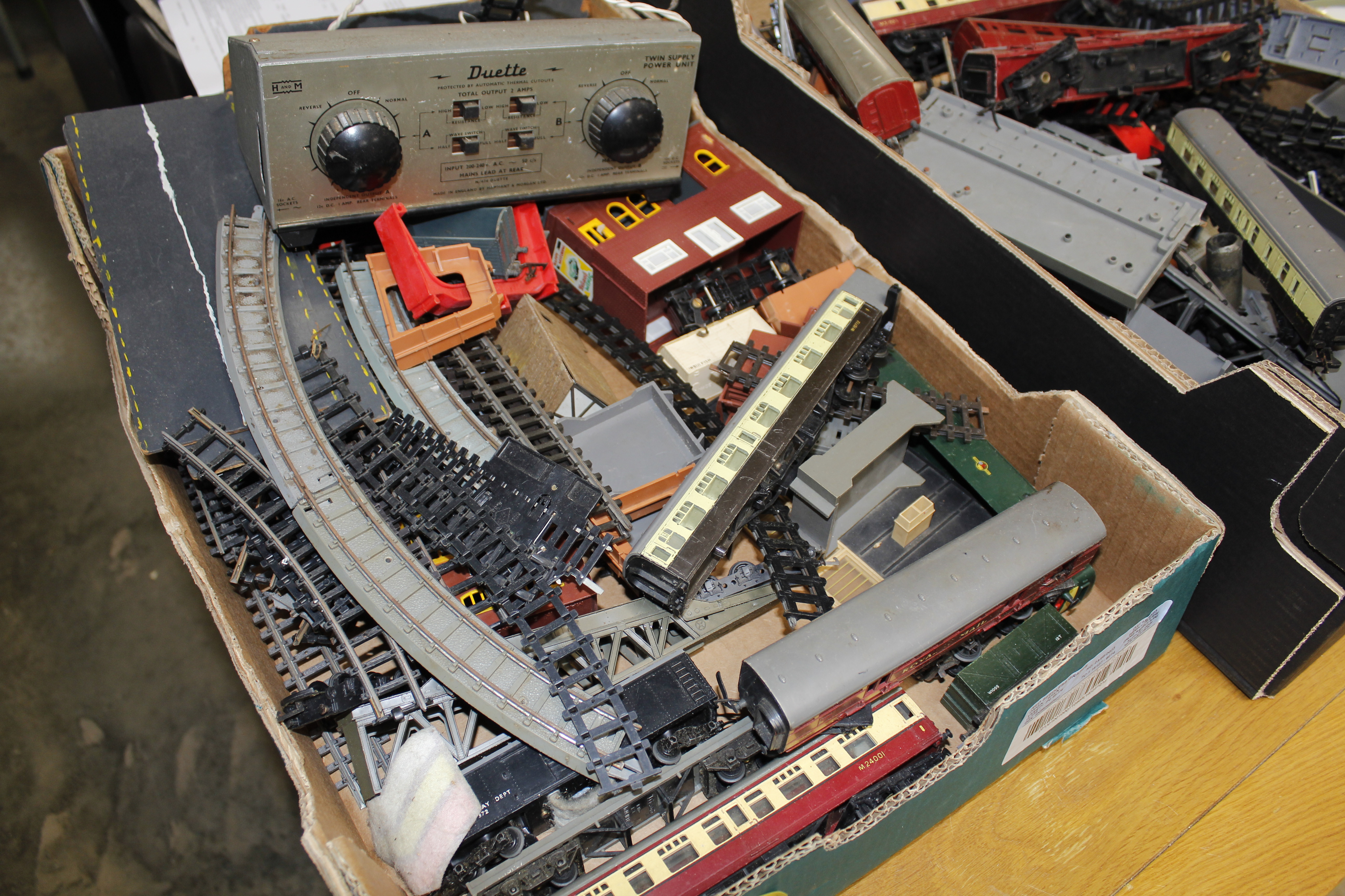 Two boxes of model railway items - Image 3 of 3