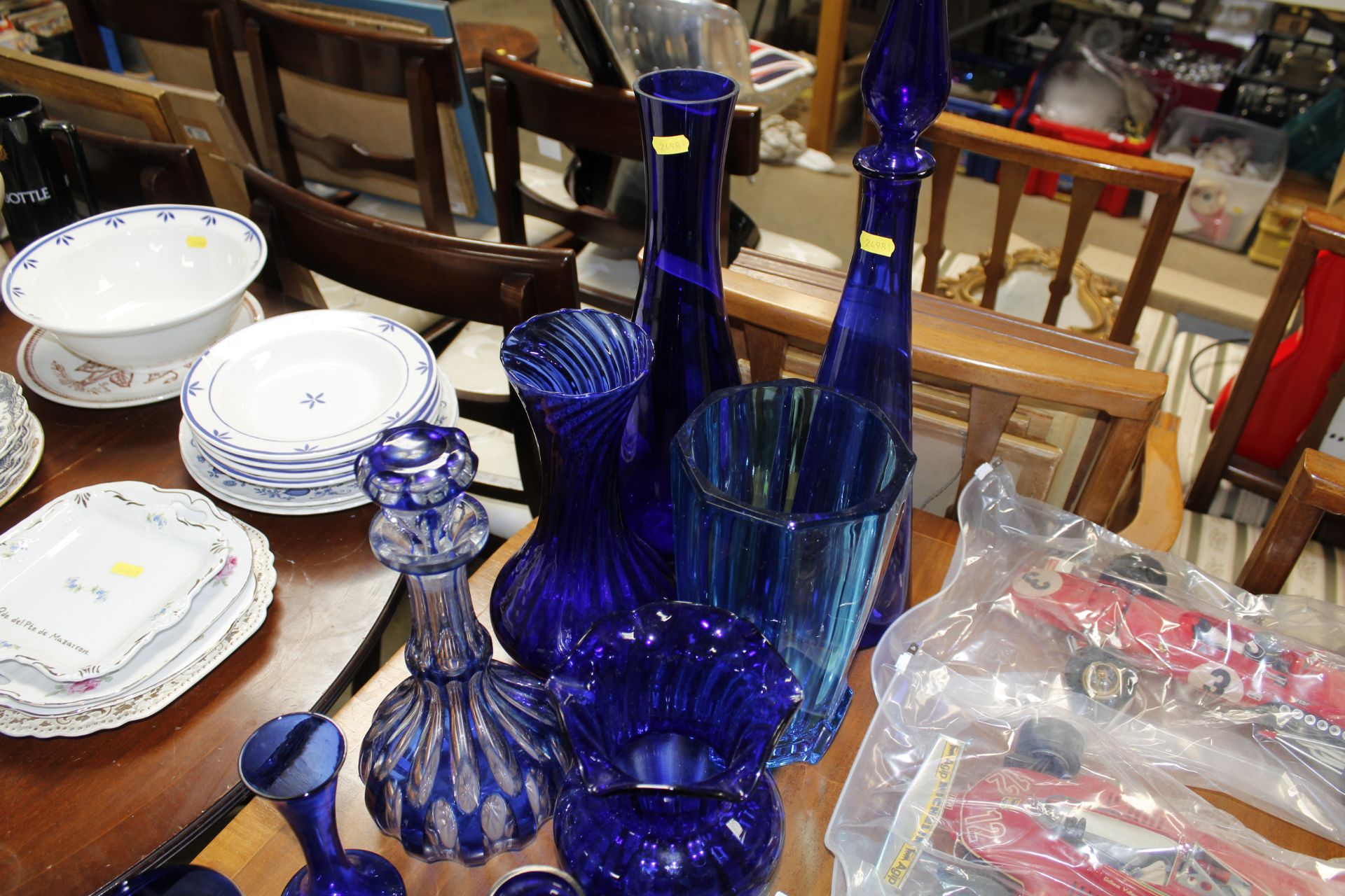 A collection of blue coloured glass to include dec - Image 3 of 3
