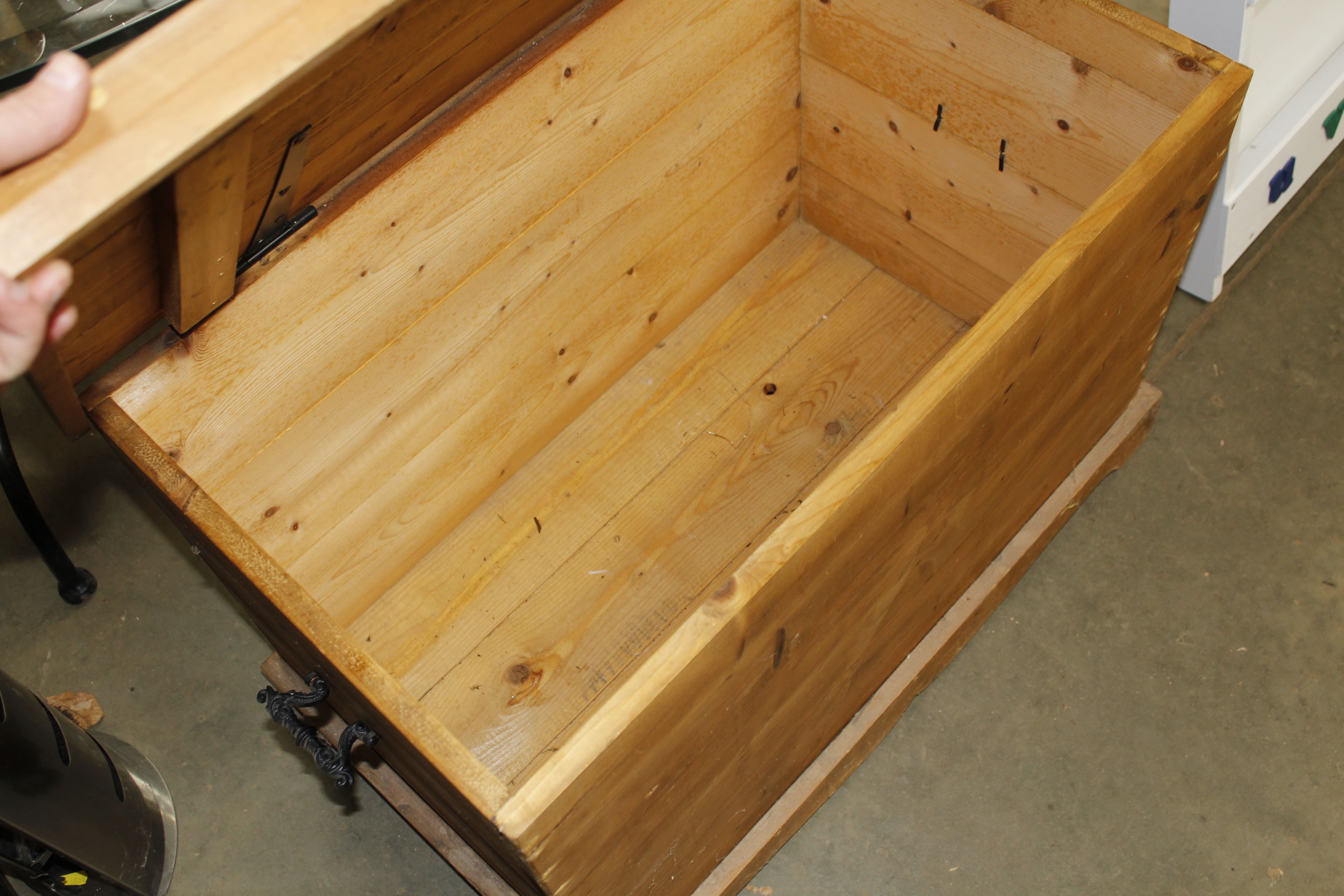 A pine storage box - Image 2 of 2