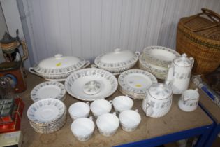 A quantity of Minton Alpine spring dinnerware