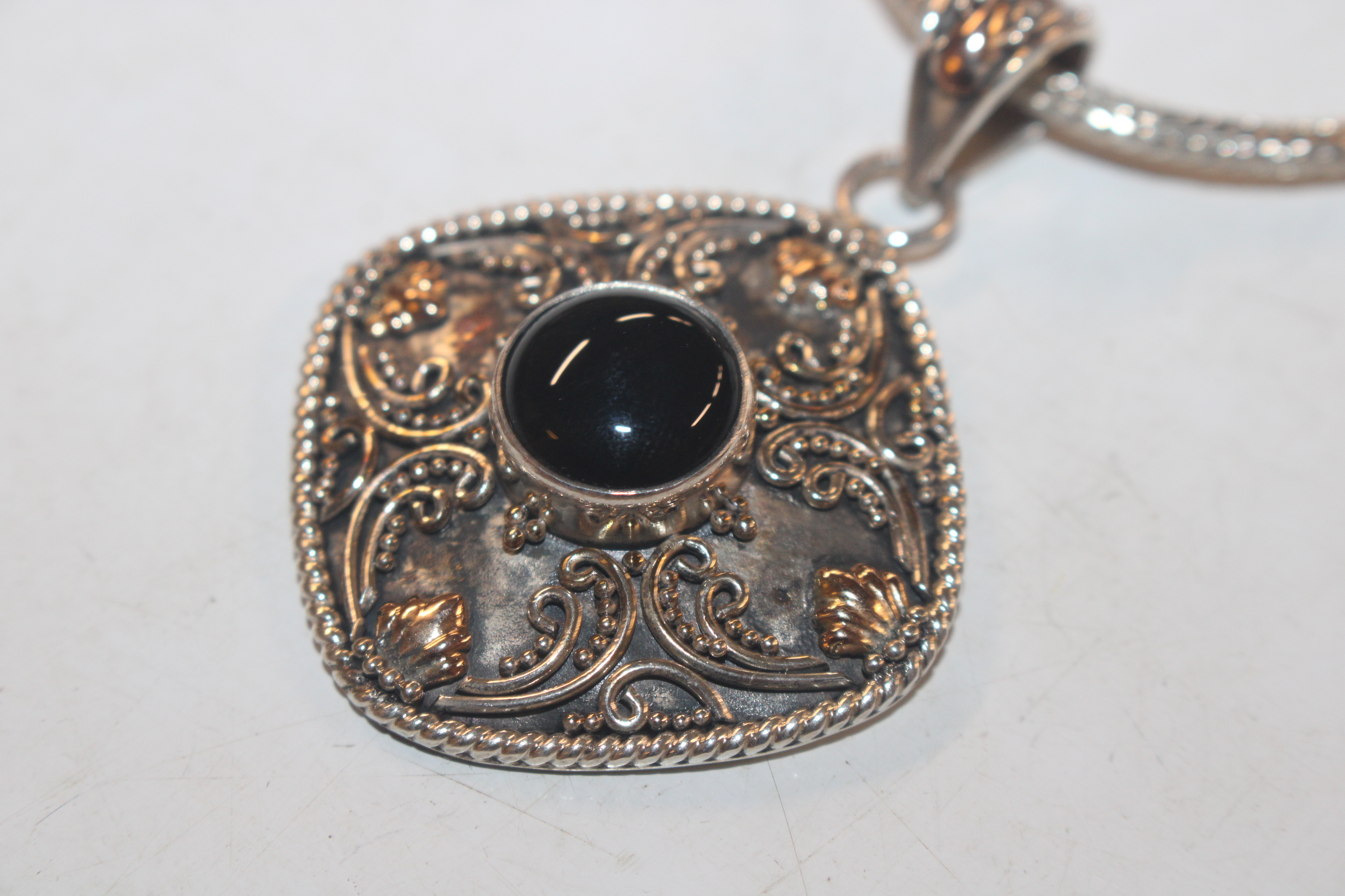 A Sterling silver and 18ct gold and black onyx nec - Image 3 of 14