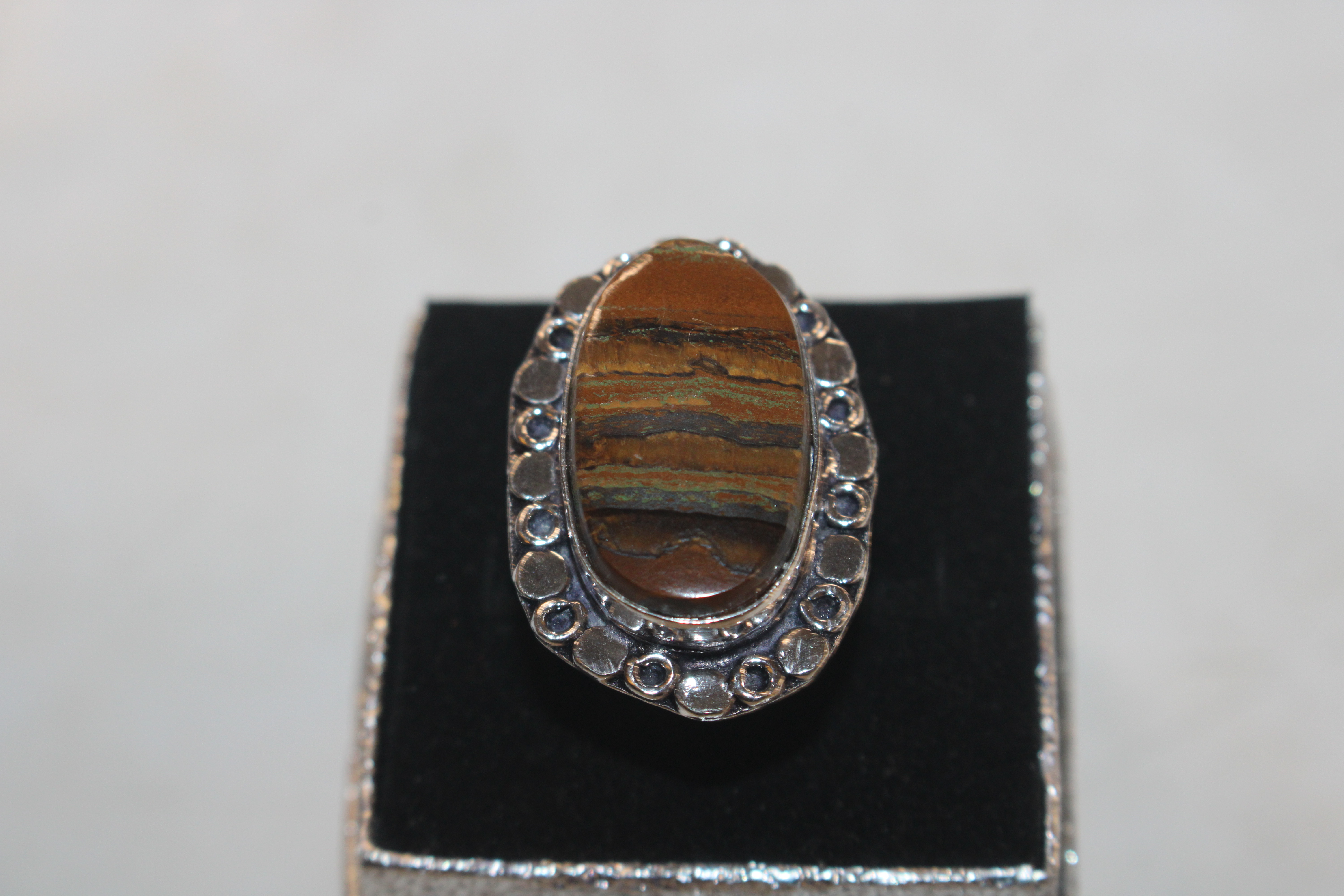 A 925 silver and tigers eye set ring - Image 2 of 4