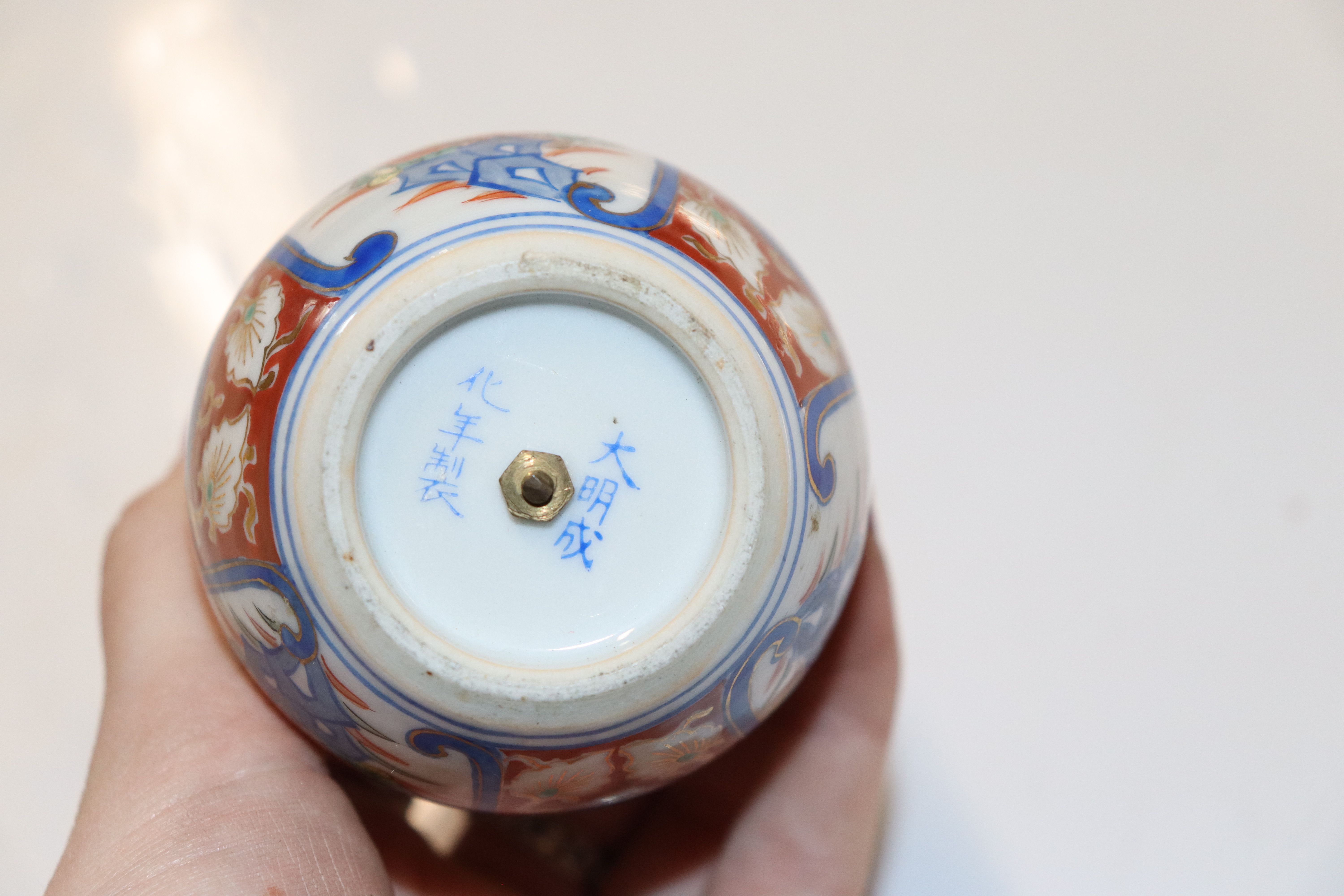 A tray containing a Ronson table lighter; an Imari - Image 3 of 8