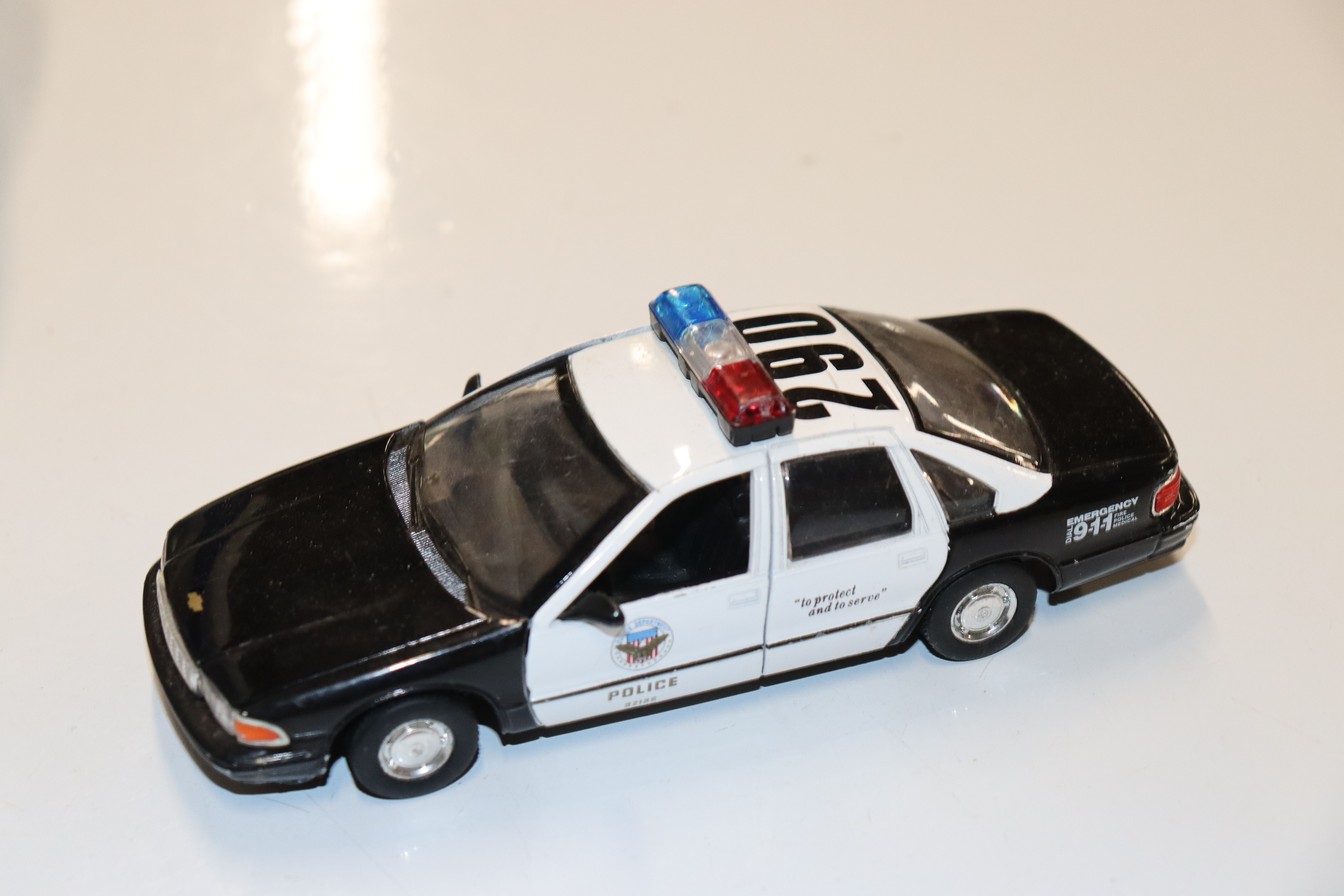 A box of die-cast vehicles - Image 5 of 9