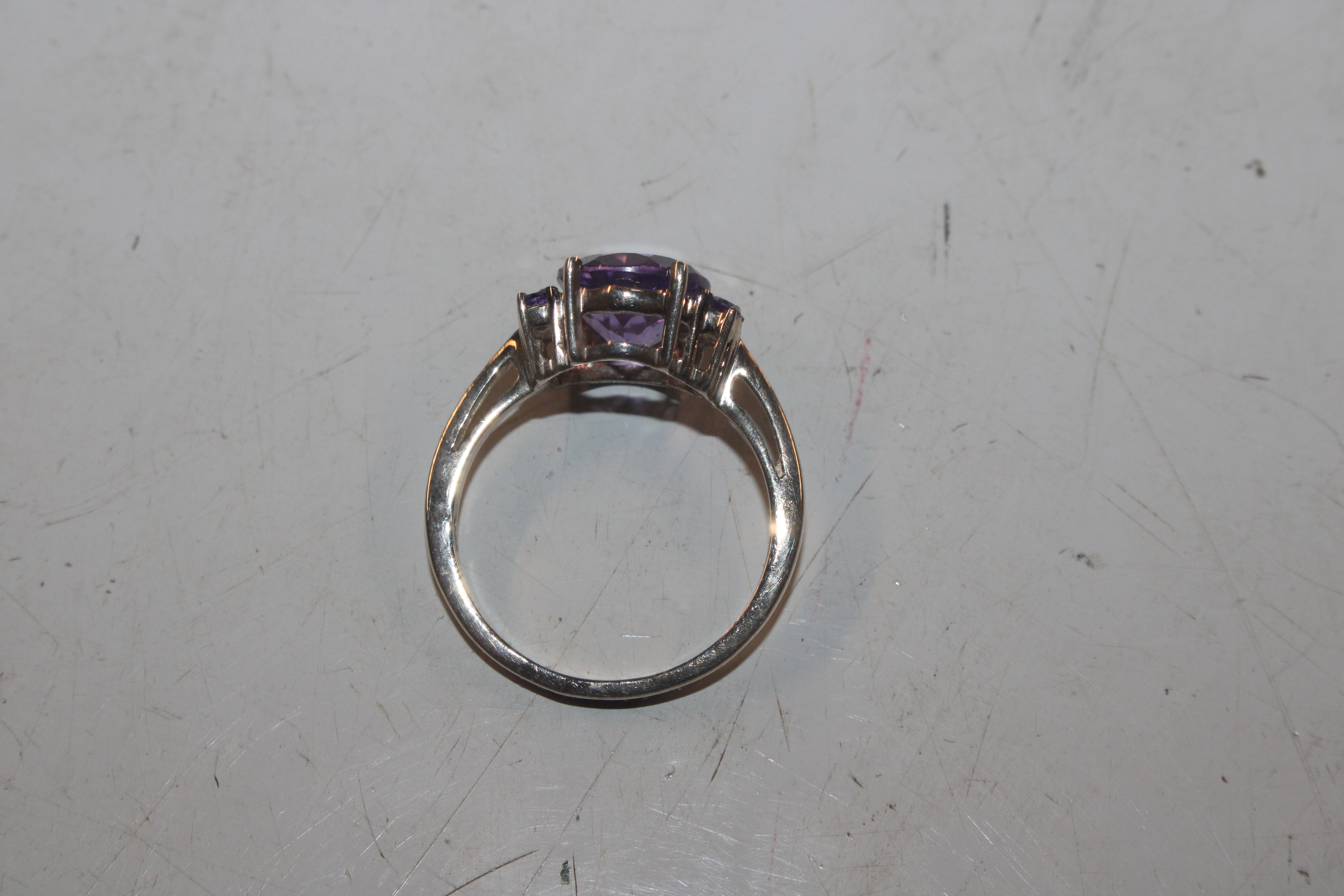 A Sterling silver and amethyst set ring, ring size - Image 4 of 5