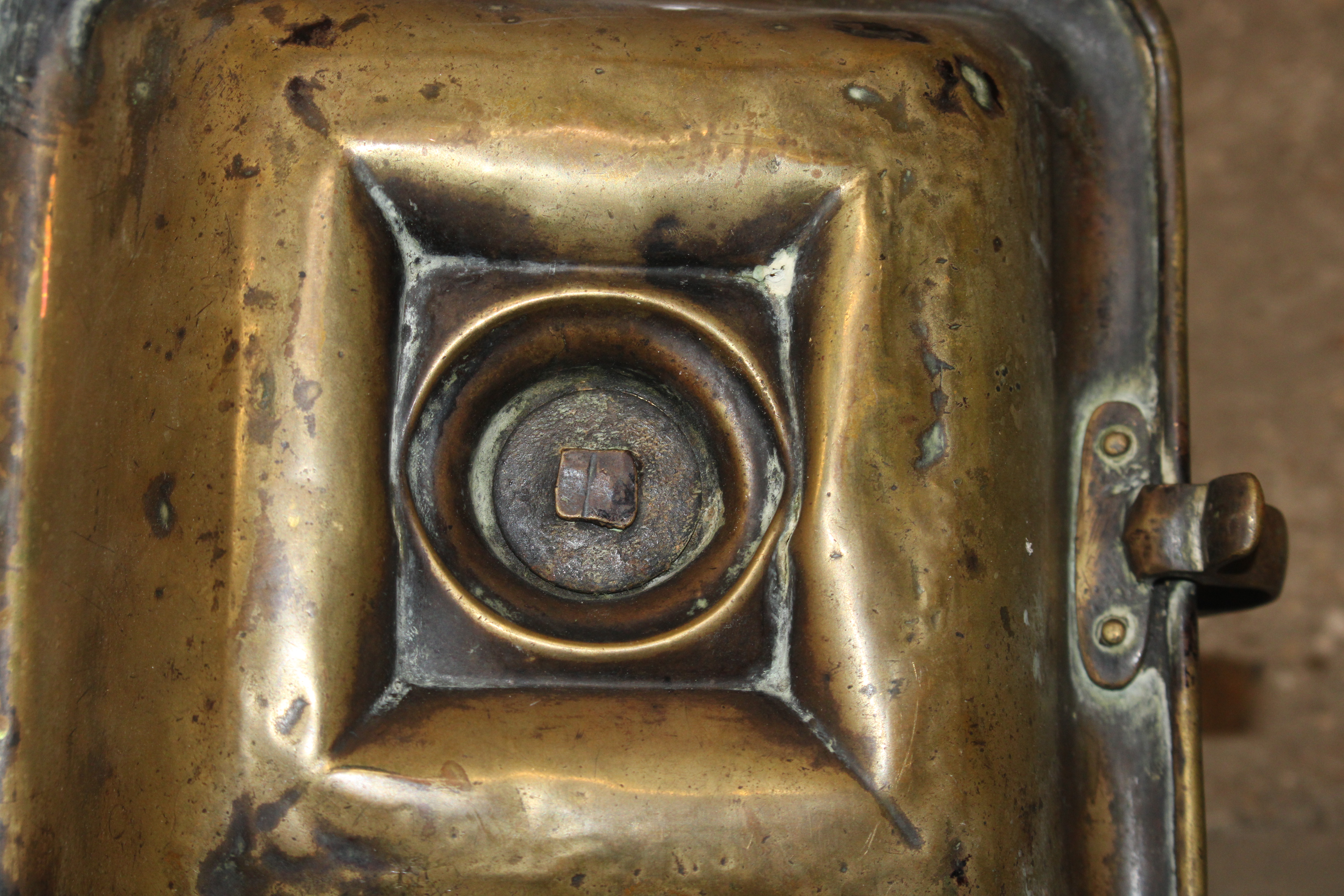 A box containing silver plate and a quartz mantel - Image 3 of 8