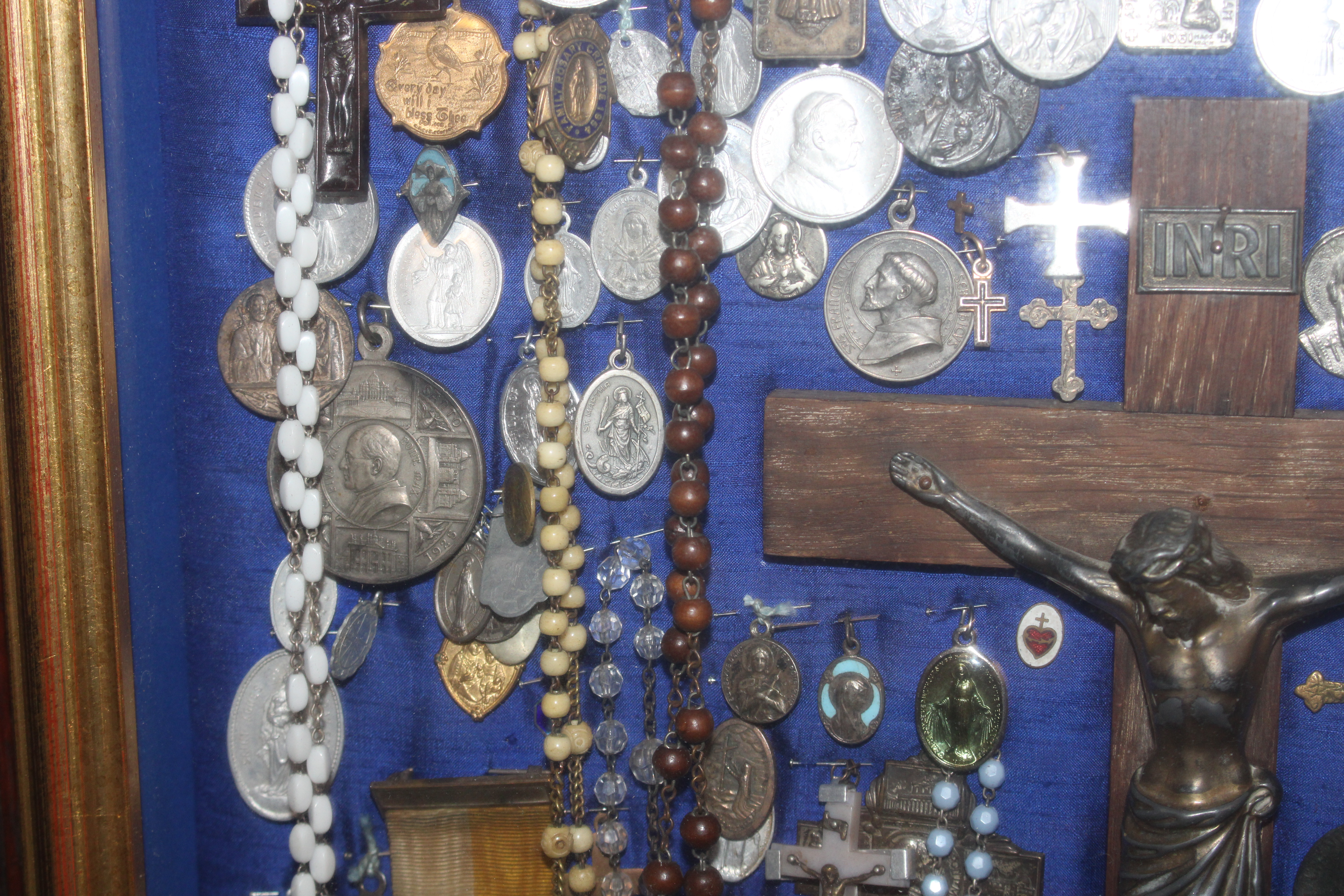 A display case of Papal medallions; rosary beads; - Image 5 of 13