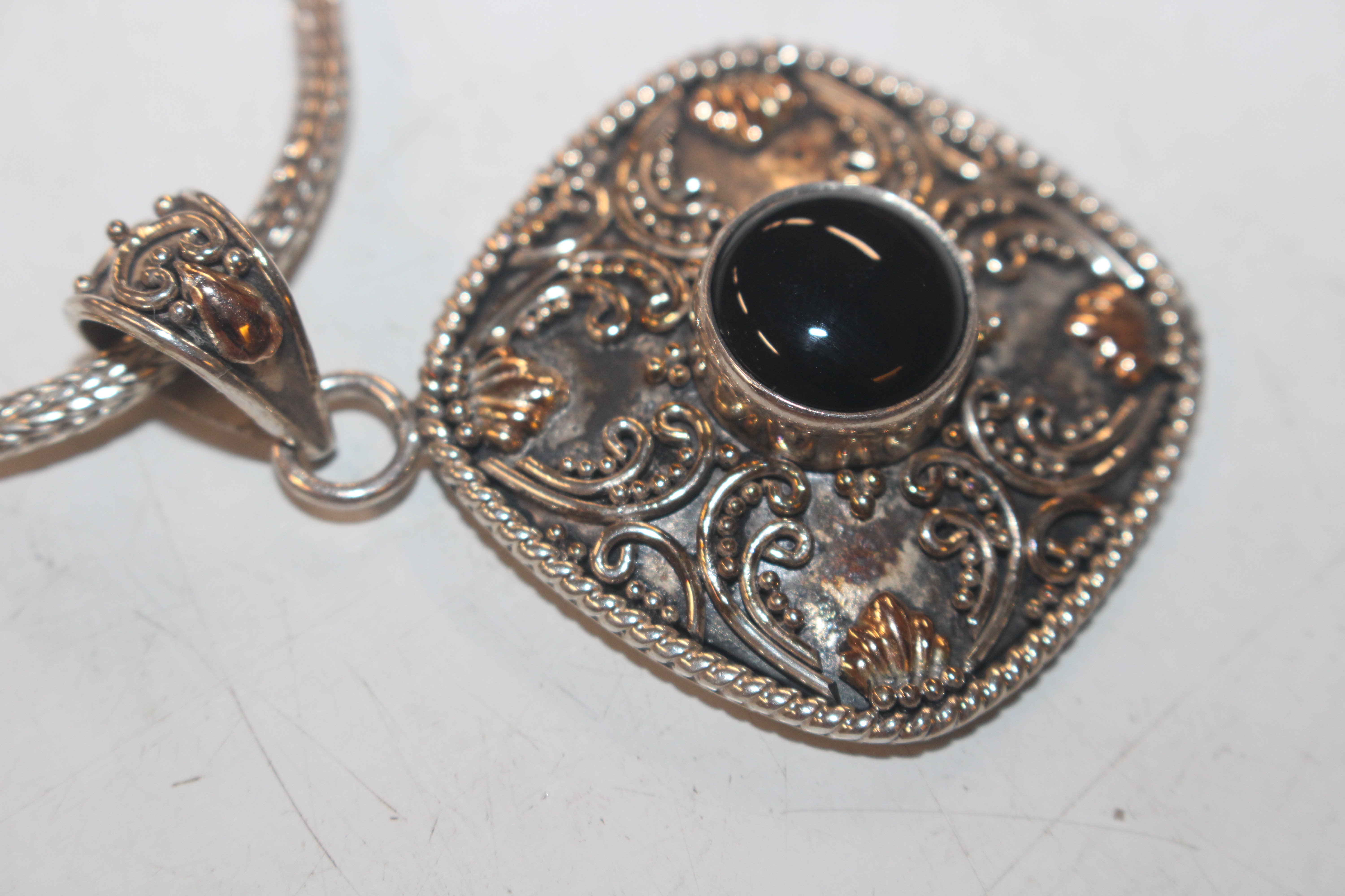 A Sterling silver and 18ct gold and black onyx nec - Image 4 of 14