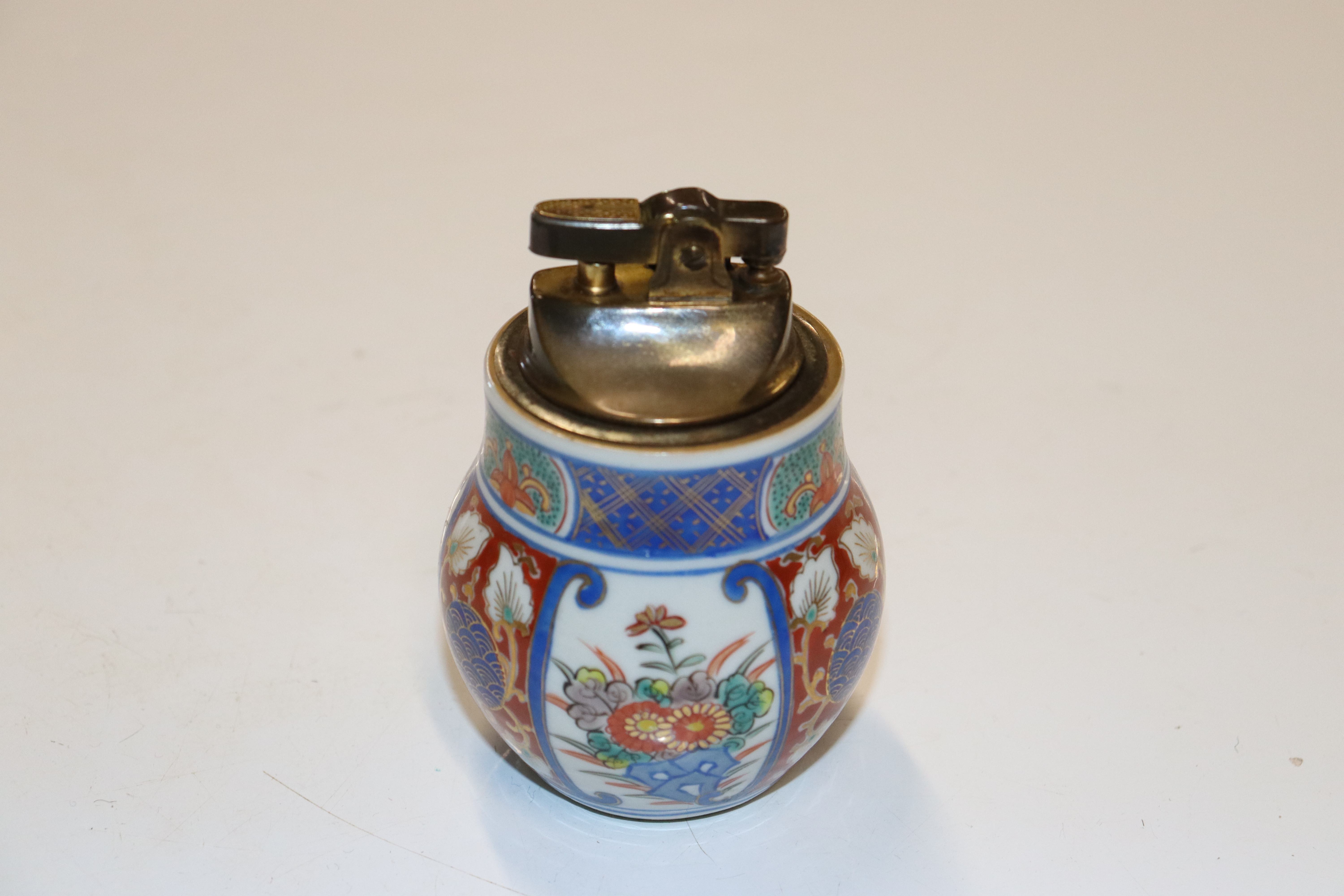 A tray containing a Ronson table lighter; an Imari - Image 2 of 8