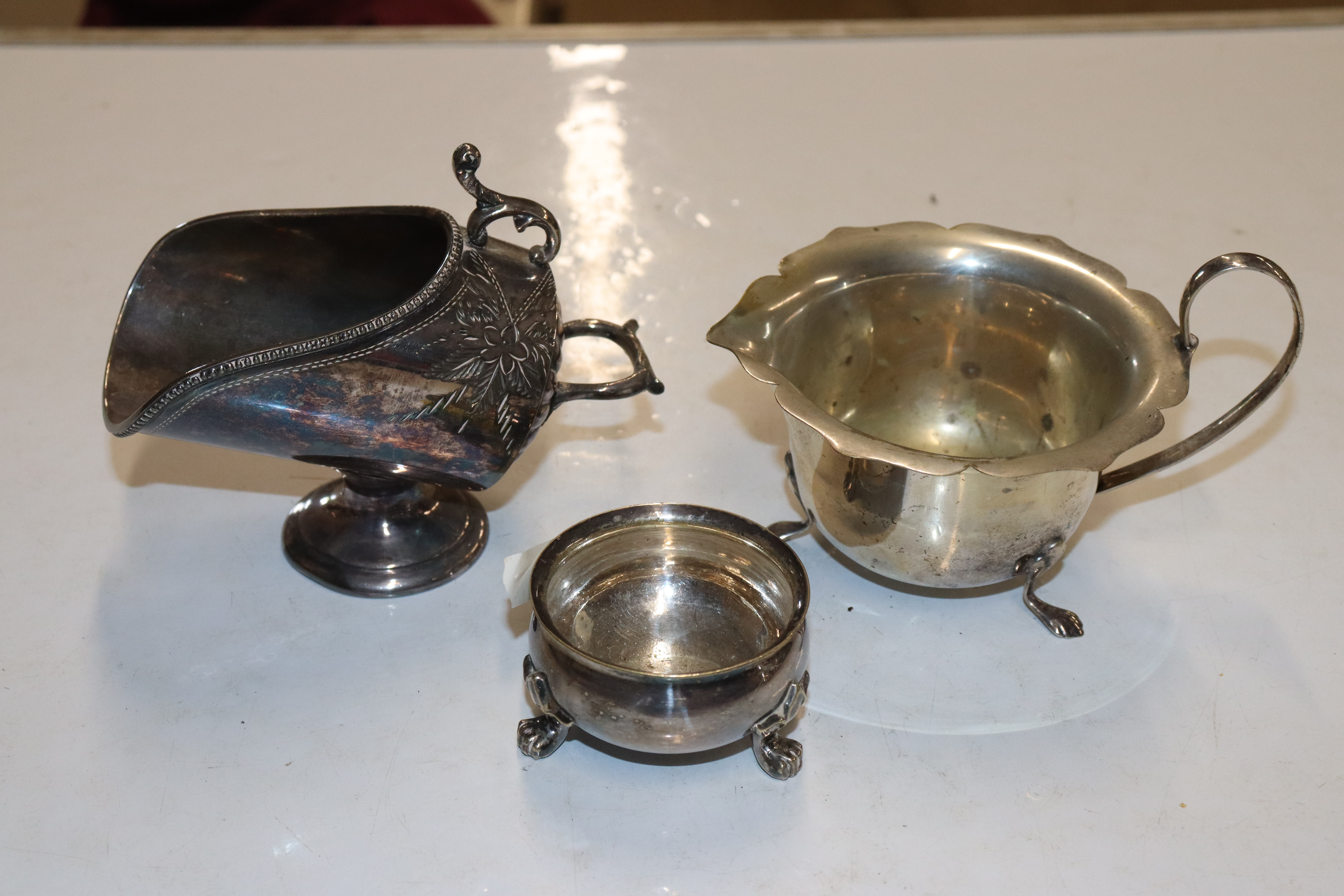 A silver sauce boat, approx. 2.5oz (105gms); a sil - Image 5 of 6