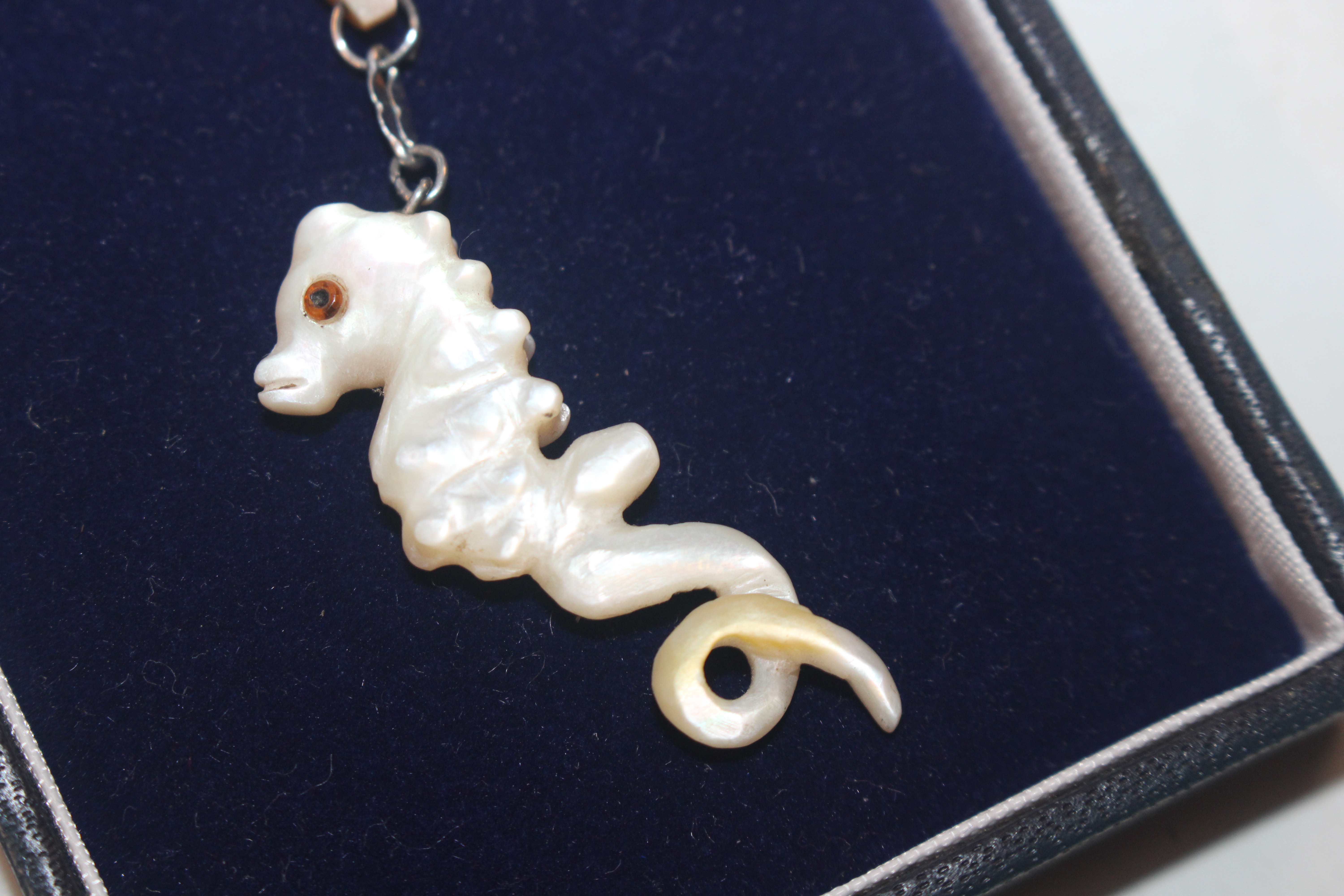 A mother of pearl pendant in the form of a seahors - Image 2 of 5