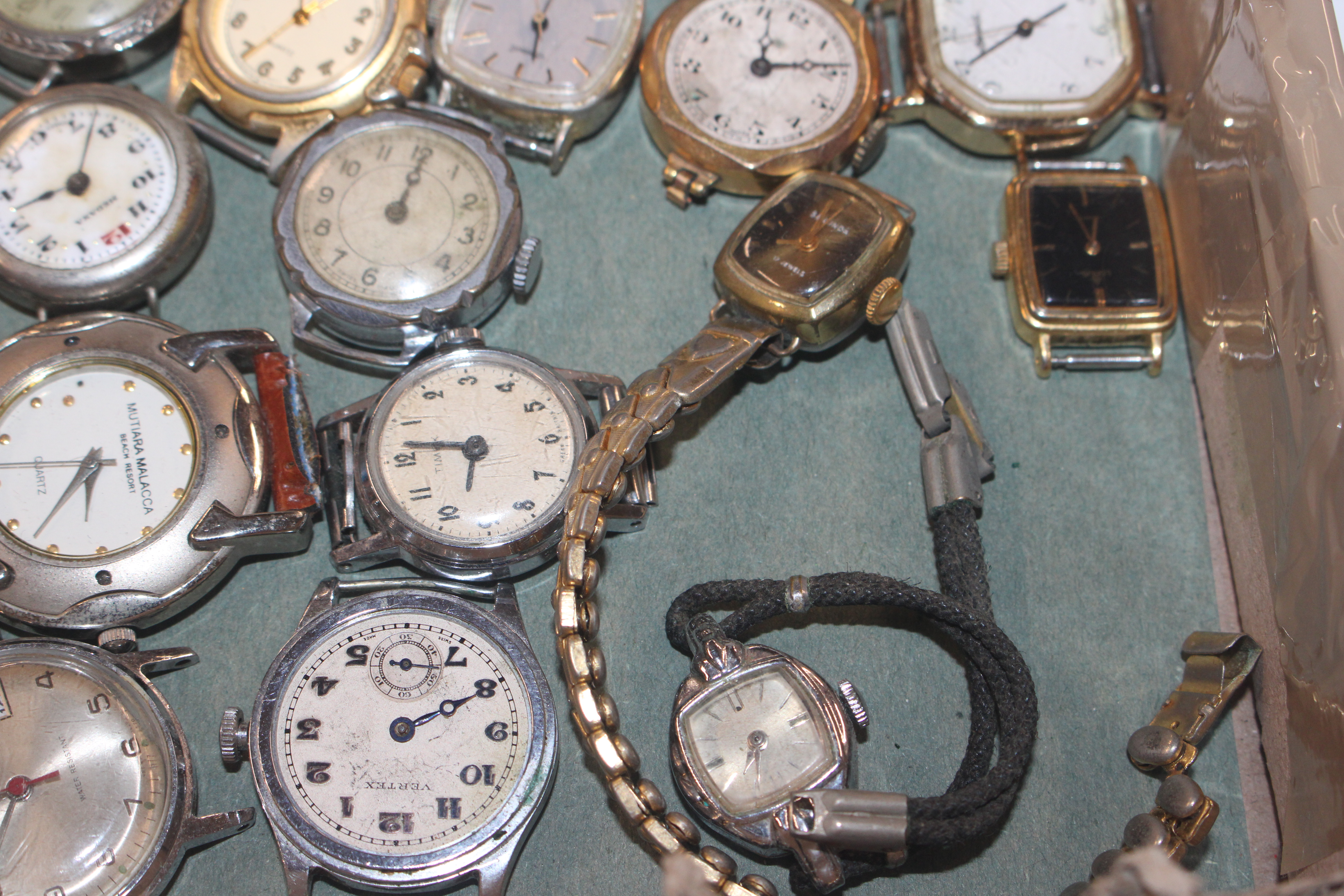 A tray of vintage and other watches for spares and - Image 6 of 8