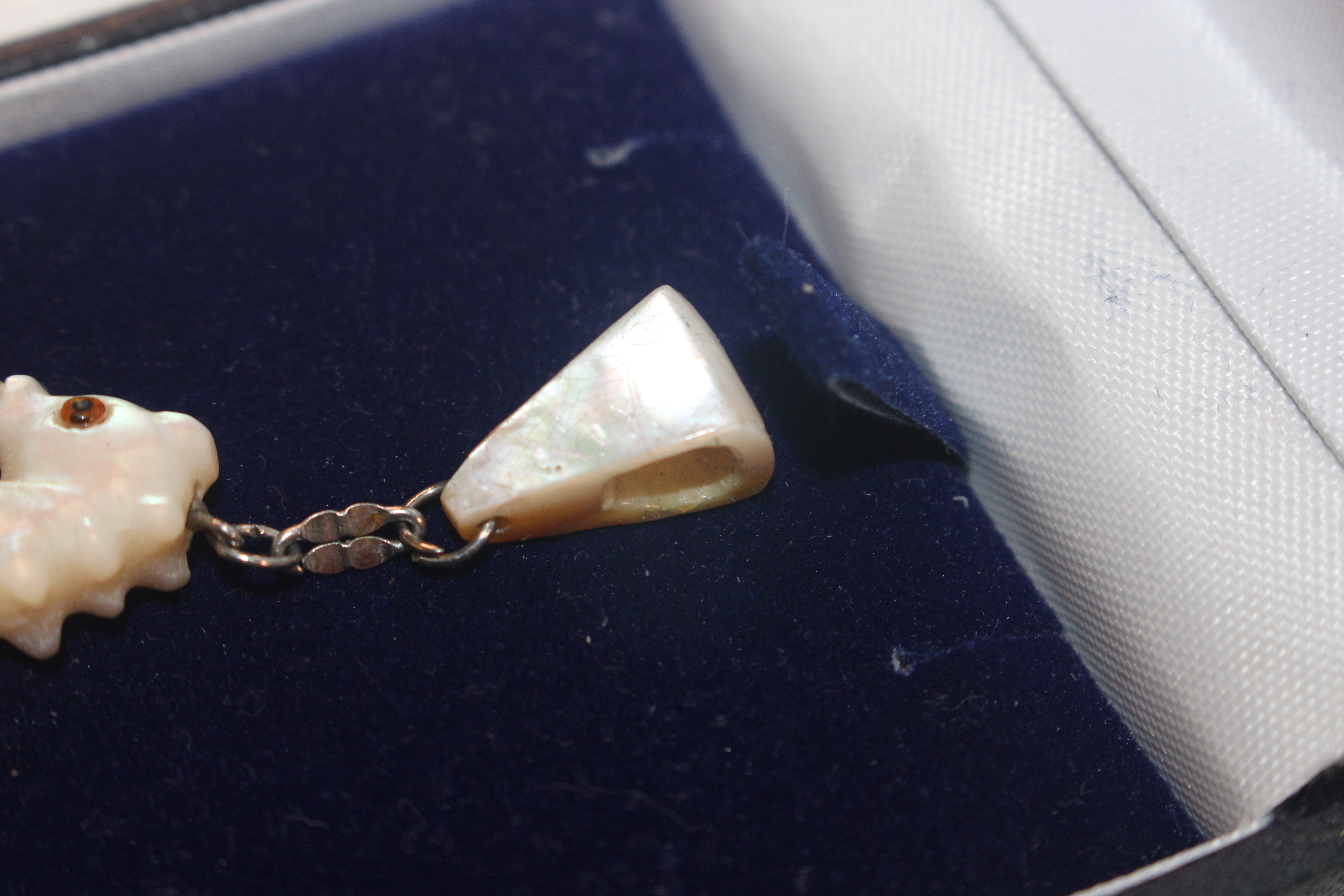 A mother of pearl pendant in the form of a seahors - Image 4 of 5