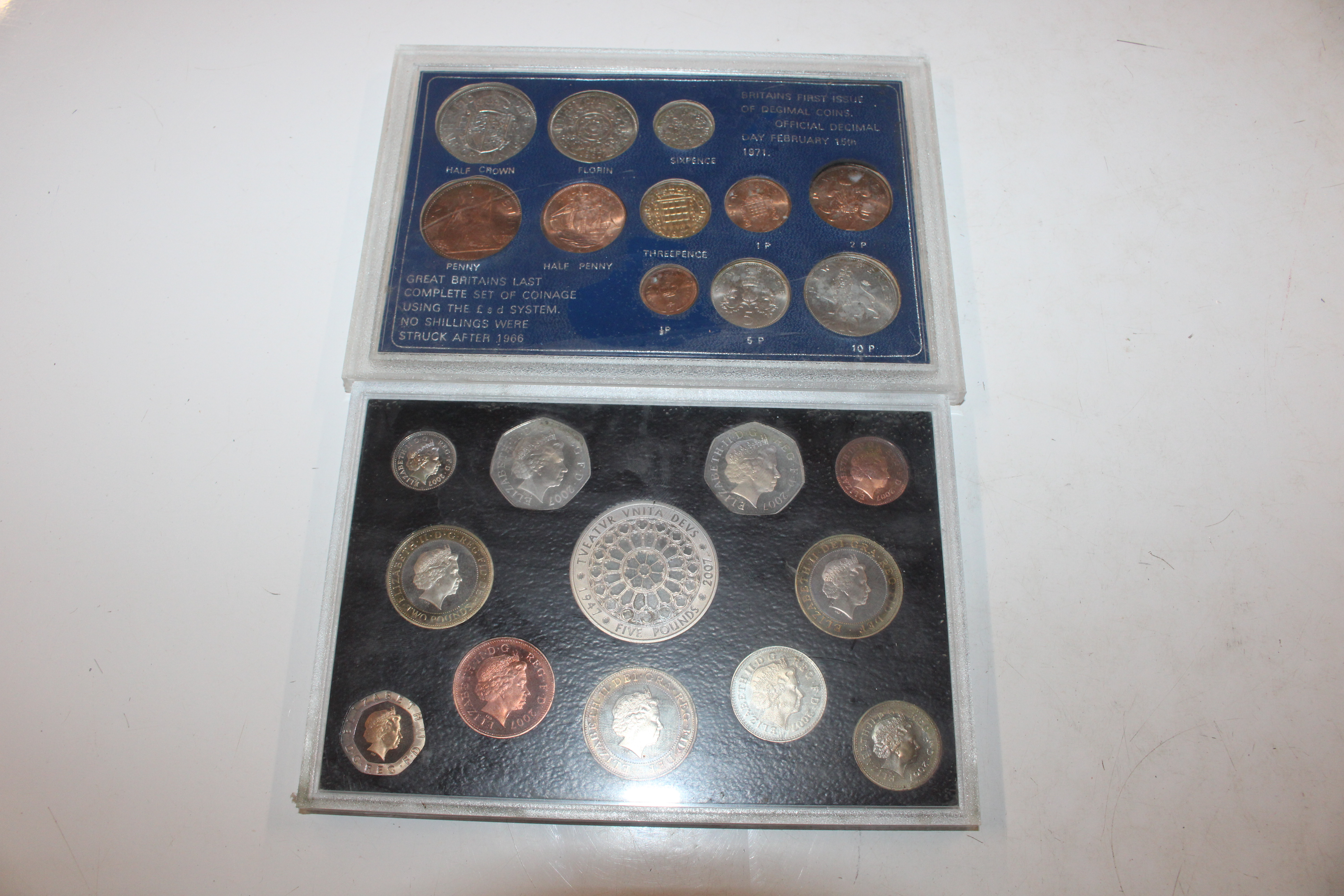 A box containing various cased coin collections - Image 15 of 16