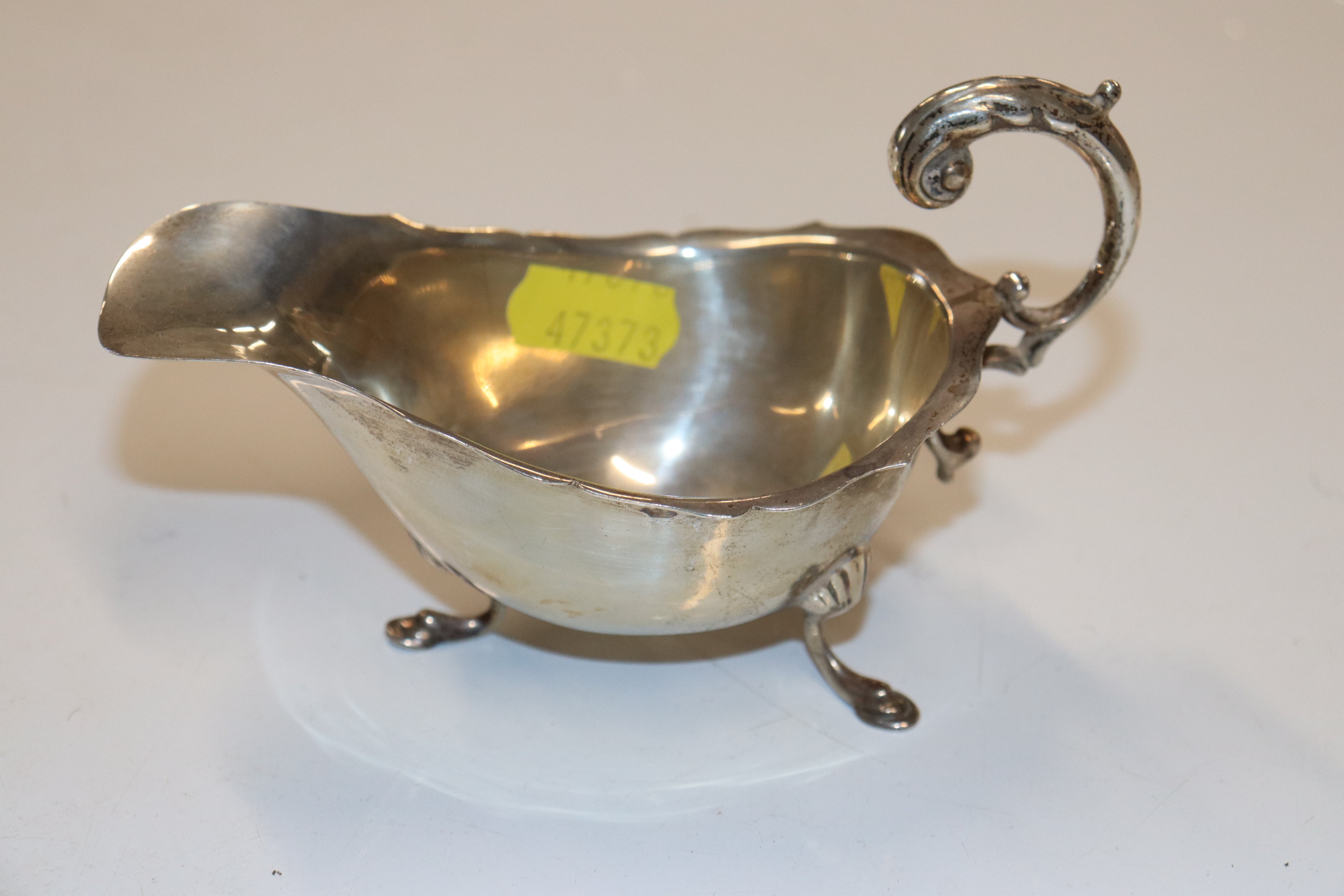 A silver sauce boat, approx. 2.5oz (105gms); a sil - Image 2 of 6